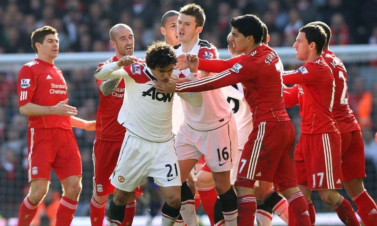 Hình ảnh một góc sân vận động Premier League hiện đại với toàn bộ ghế ngồi, biểu trưng cho sự thay đổi về an toàn sau thời kỳ hooligan