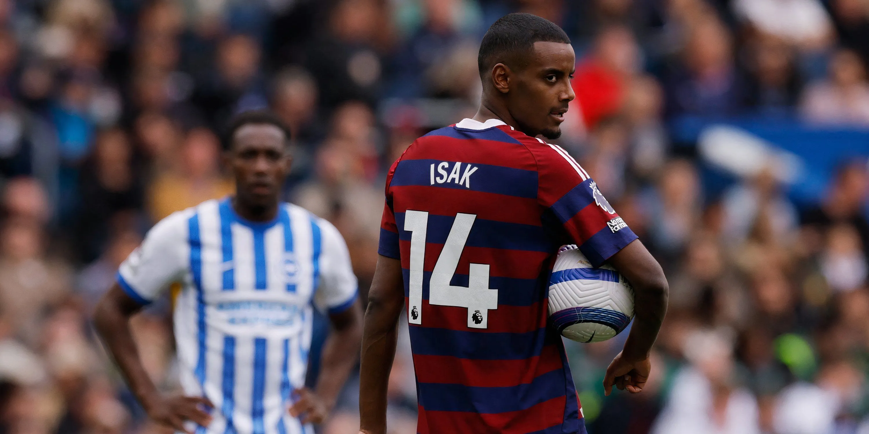 Alexander Isak trong trận đấu với Brighton tại Premier League