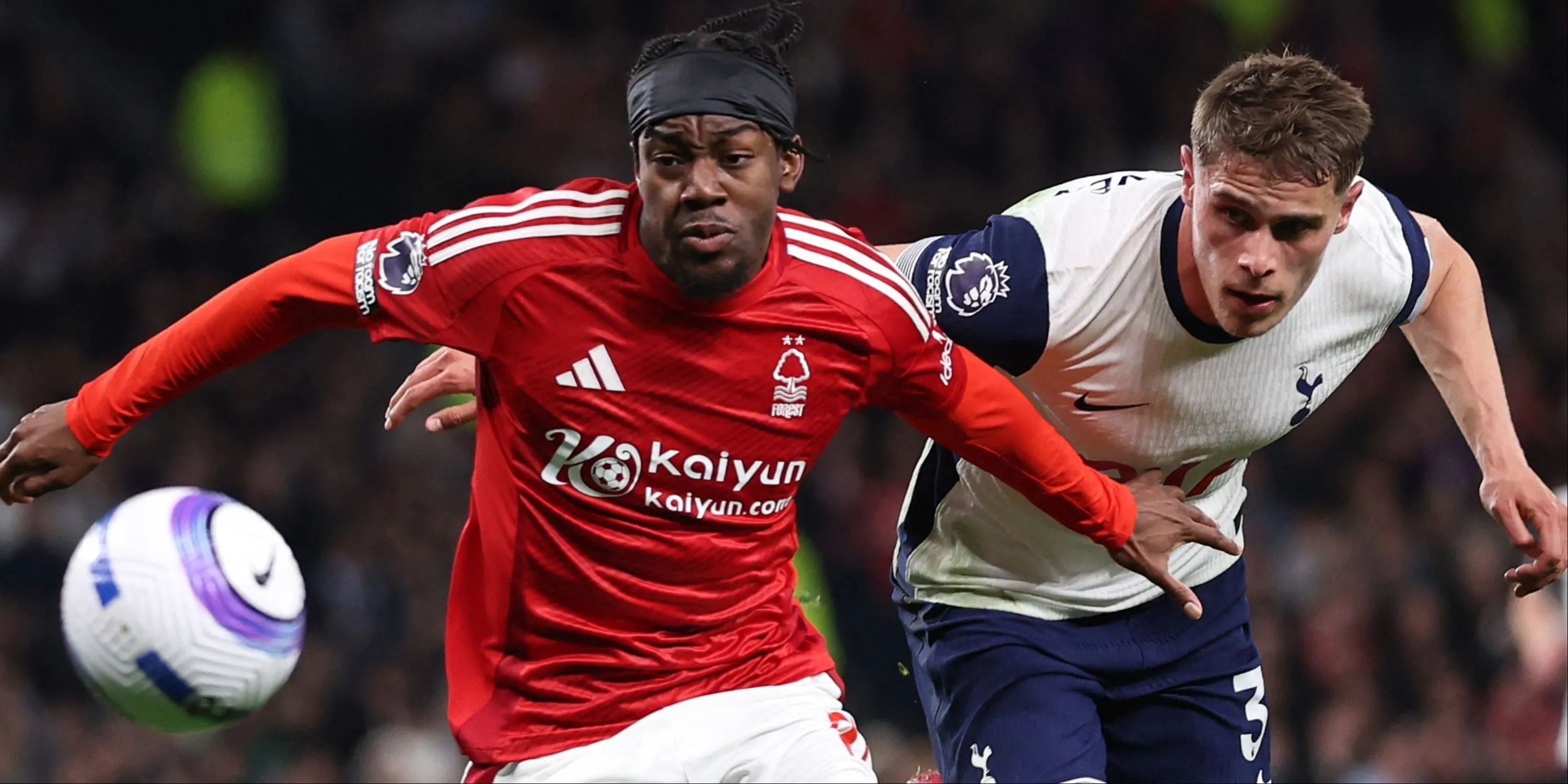 Anthony Elanga của Nottingham Forest đi bóng trước Micky van de Ven của Tottenham