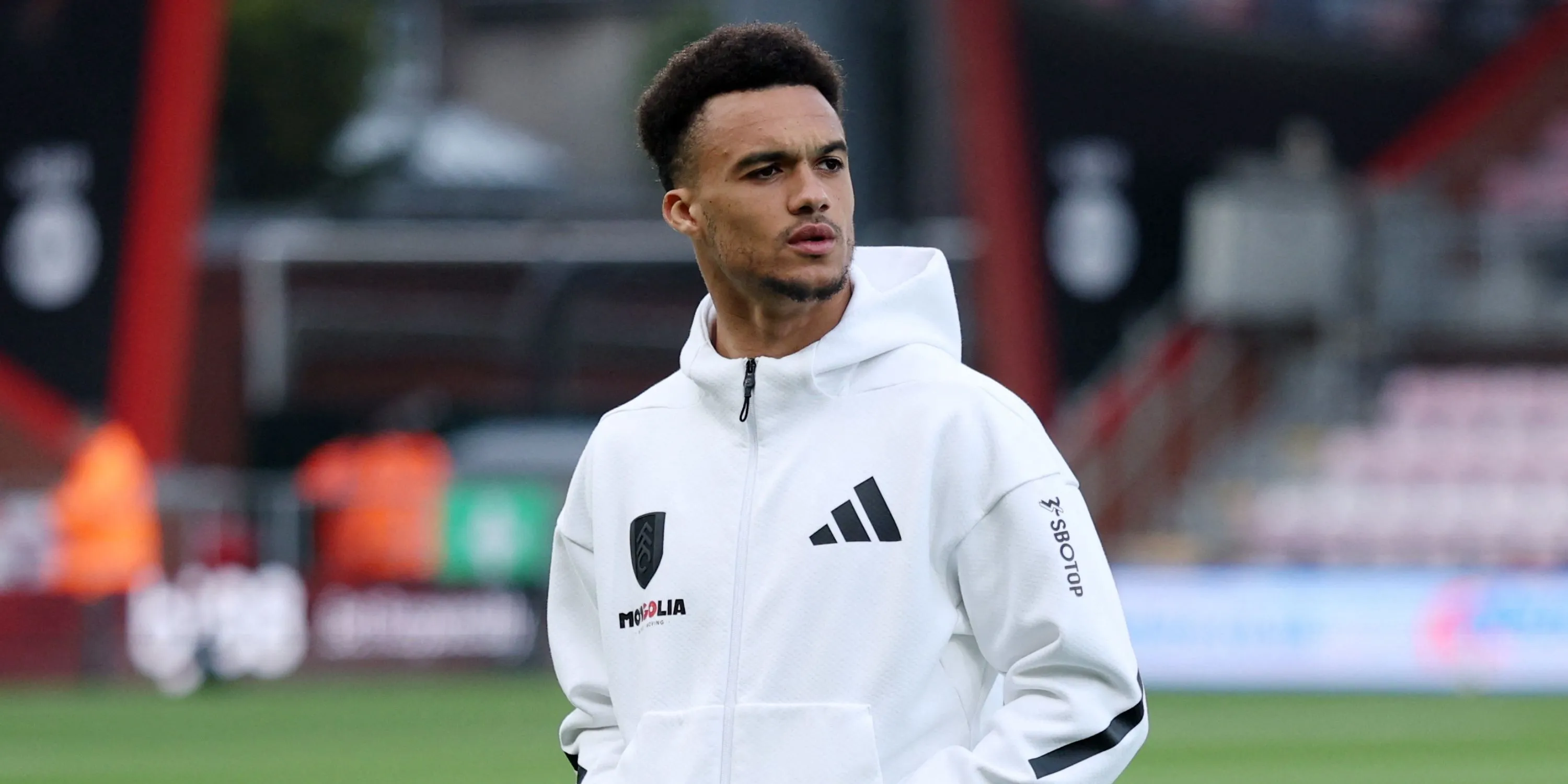 Antonee Robinson của Fulham trong một pha thi đấu tại Premier League