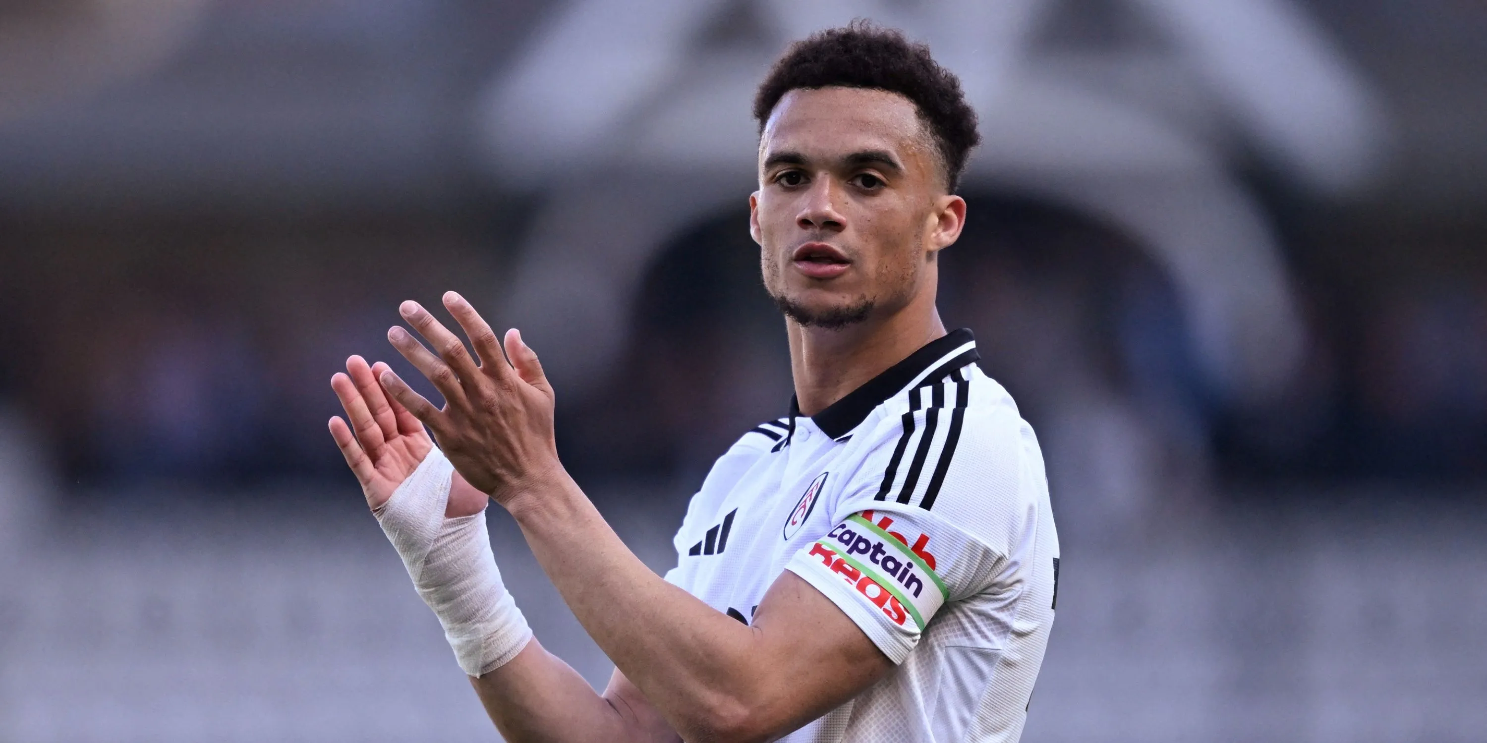 Antonee Robinson đeo băng đội trưởng cho Fulham