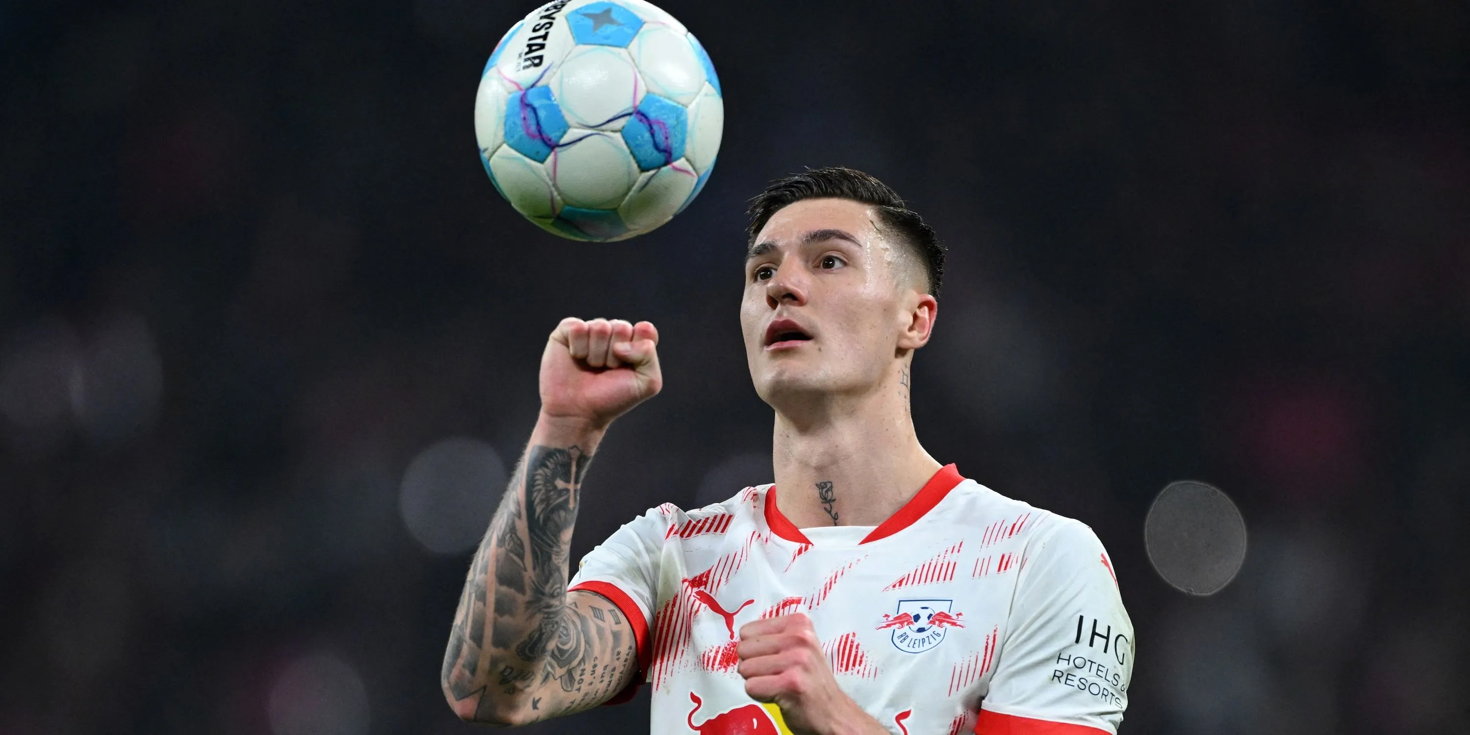 Benjamin Sesko của RB Leipzig chuẩn bị thực hiện quả phạt đền - thể hiện sự tự tin