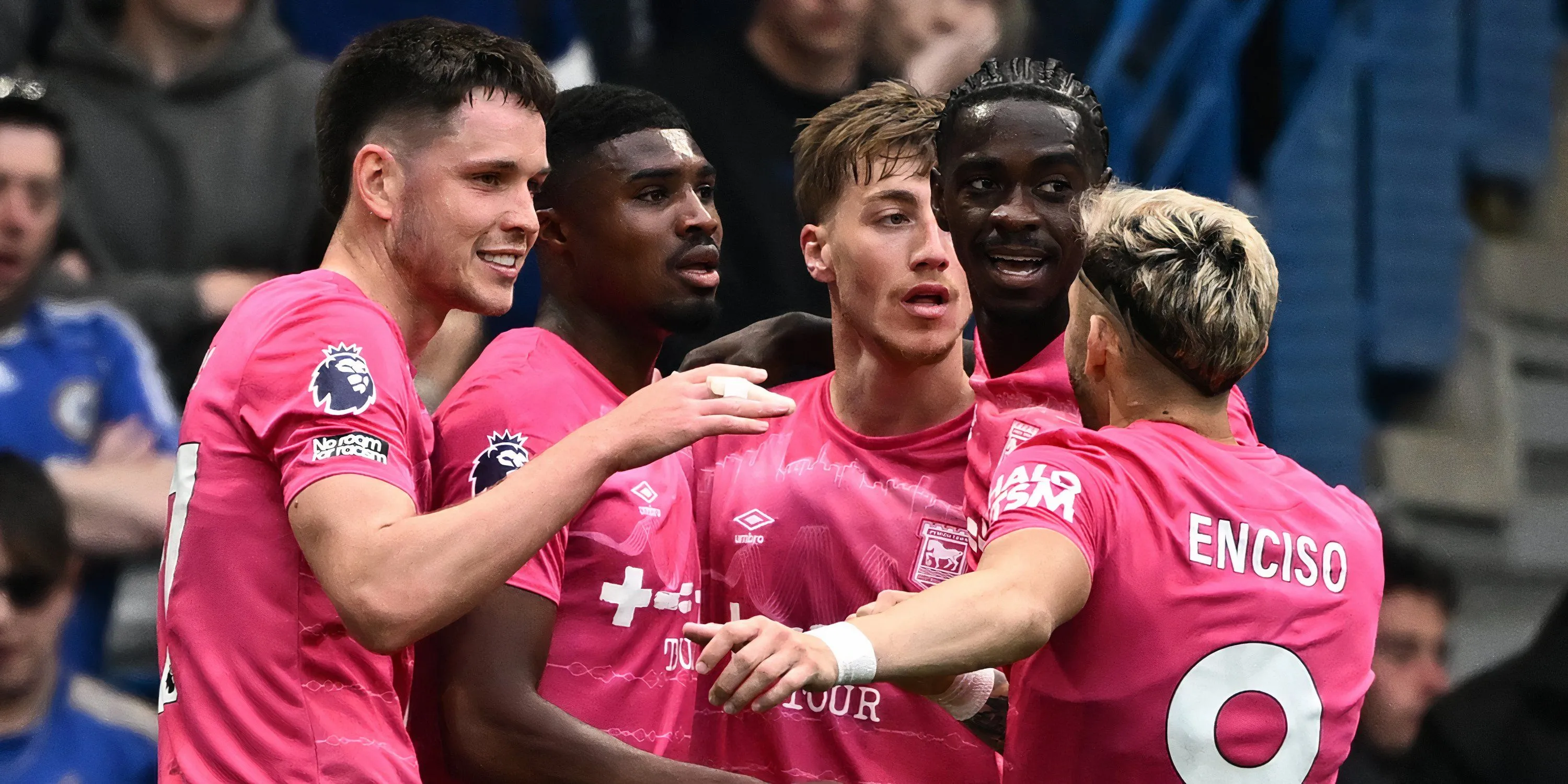 Các cầu thủ Ipswich Town ăn mừng cùng người hâm mộ