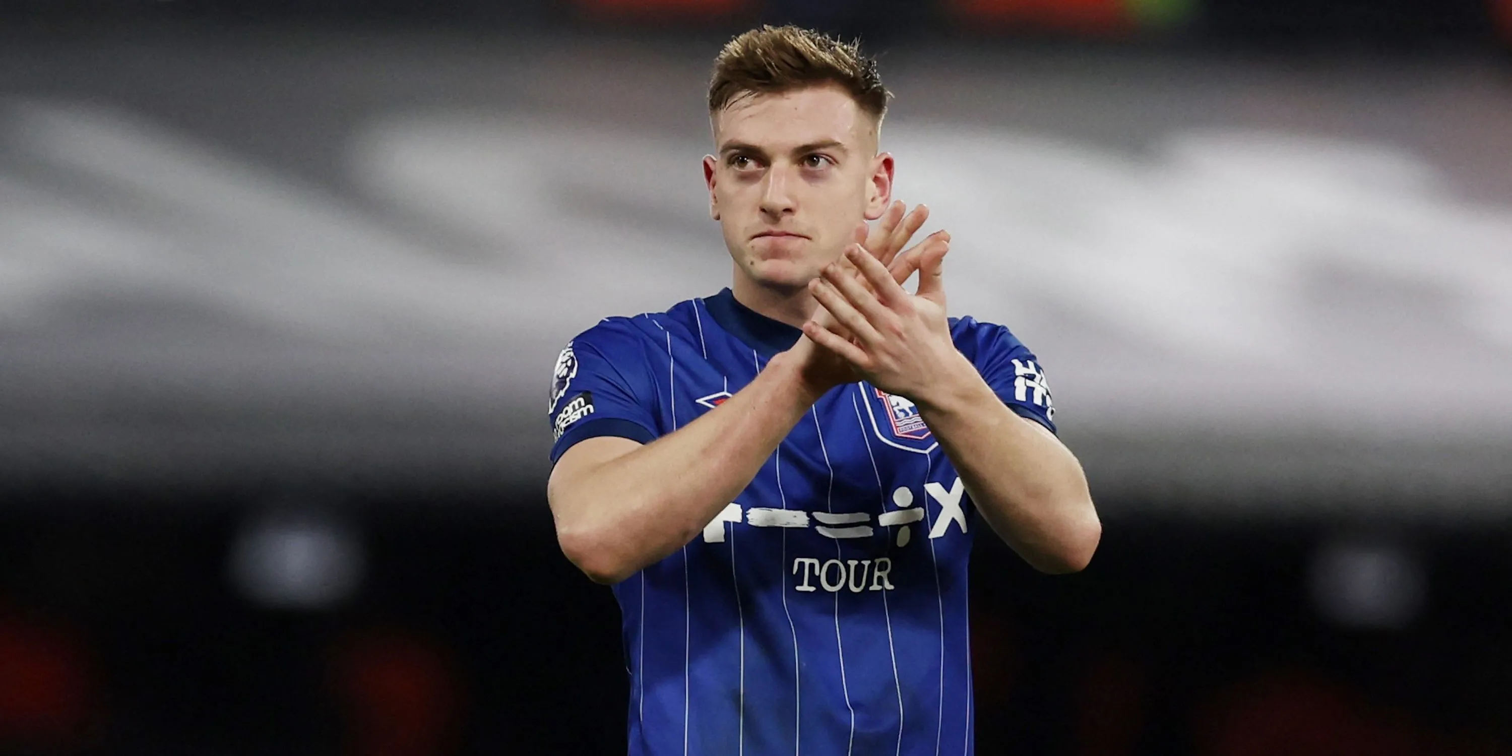 Cầu thủ Liam Delap của Ipswich Town vỗ tay tri ân người hâm mộ sau trận đấu