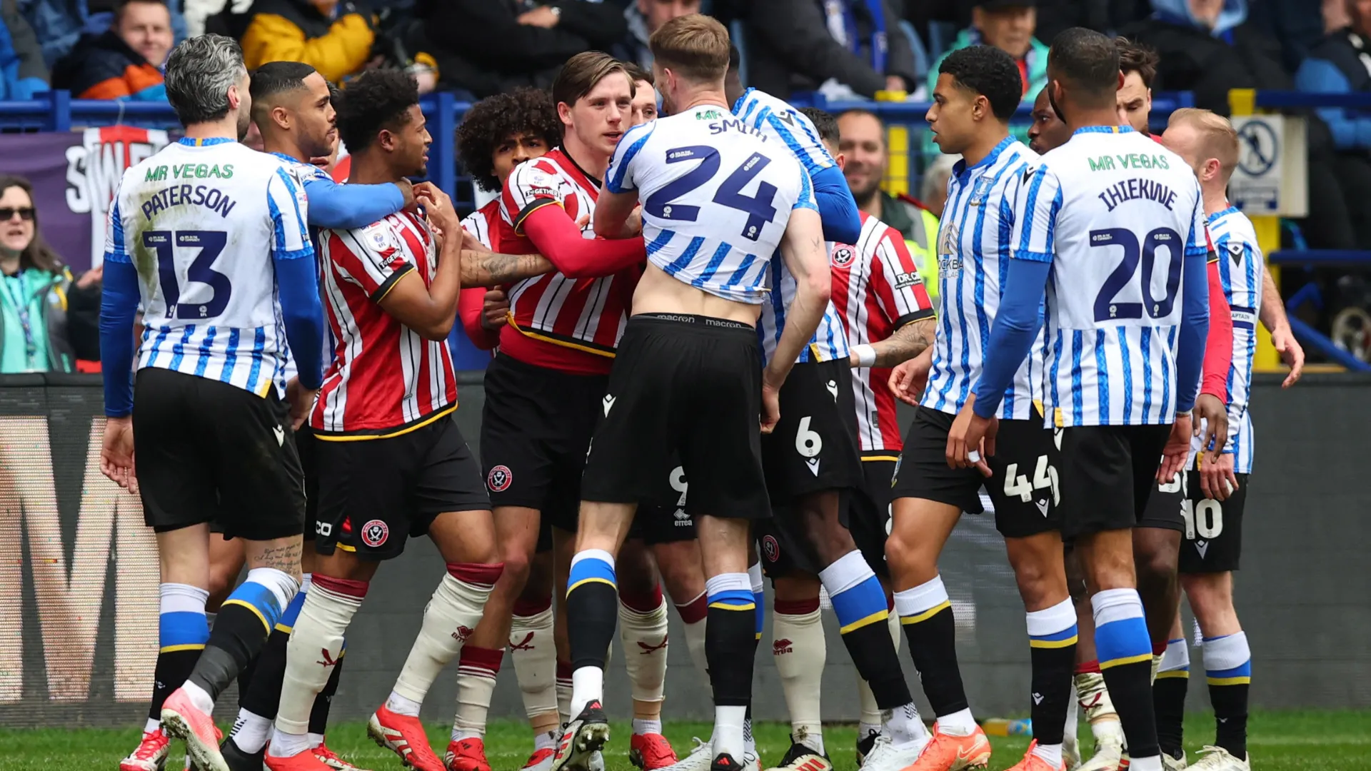 Cầu thủ Sheffield Wednesday thi đấu trên sân