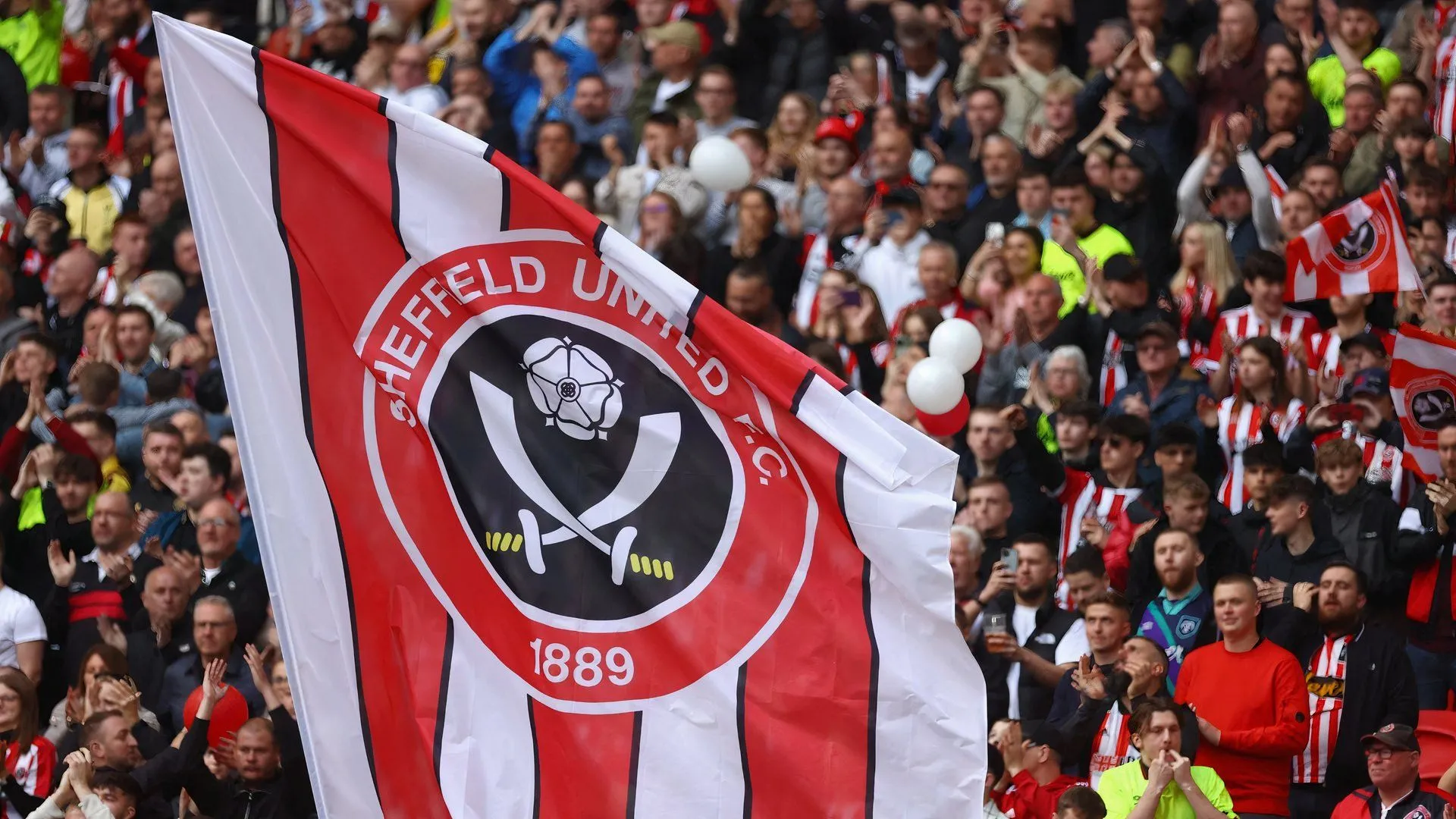Cờ của câu lạc bộ Sheffield United tung bay tại sân vận động Wembley