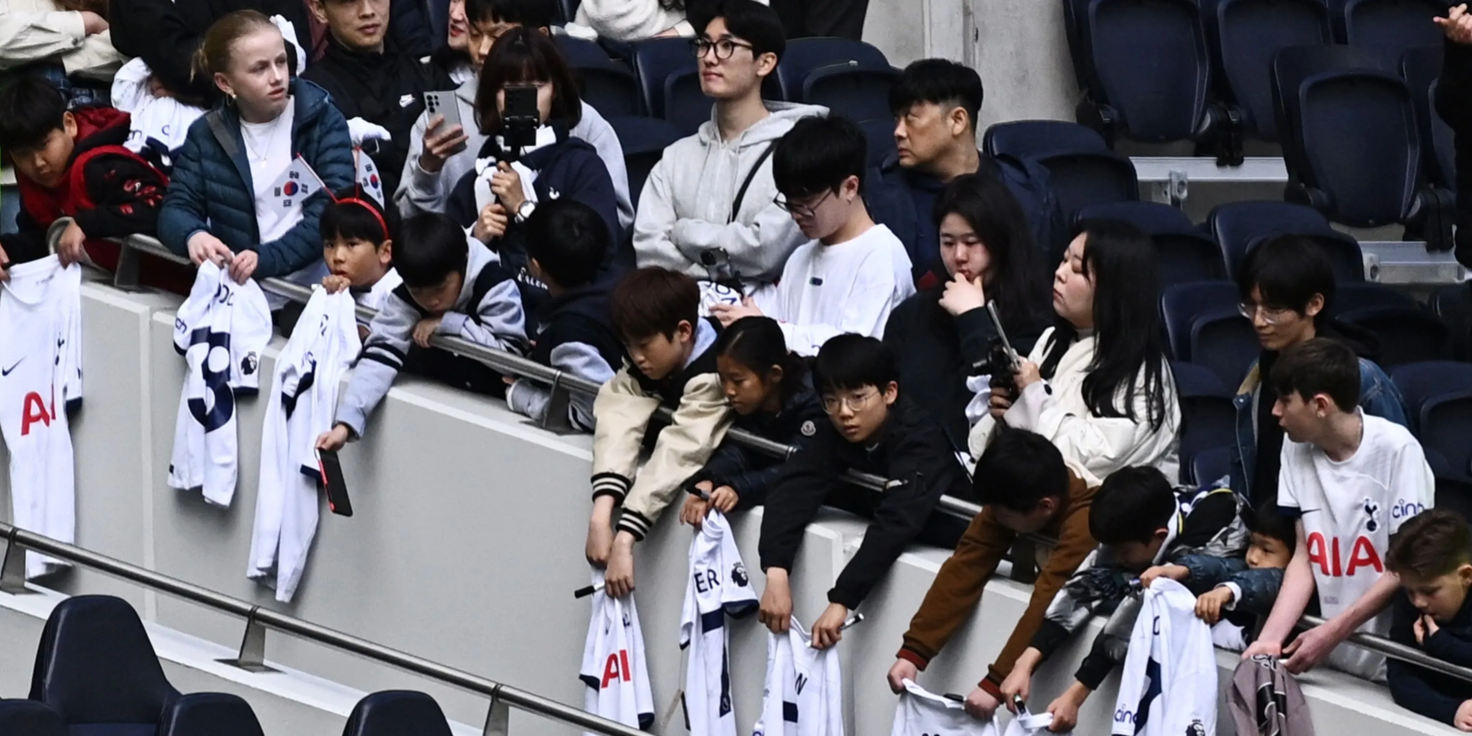 Cổ động viên Tottenham cổ vũ đội nhà trên khán đài