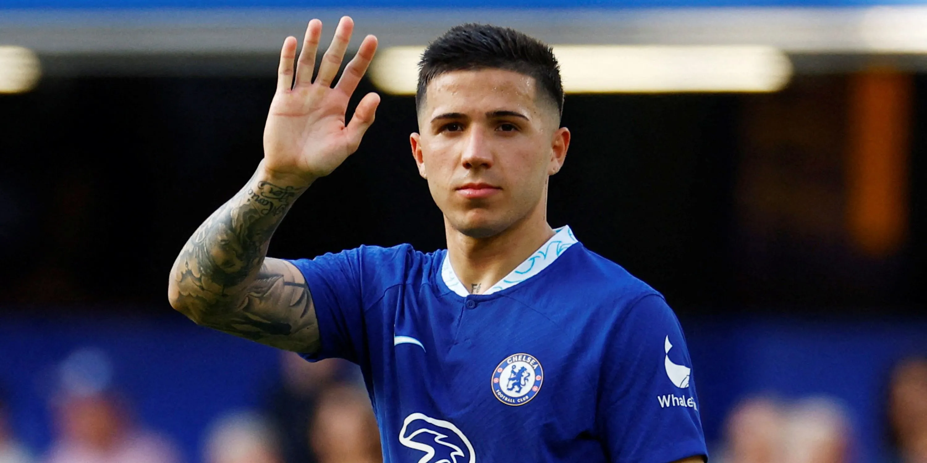 Enzo Fernandez kiểm soát bóng ở tuyến giữa Chelsea