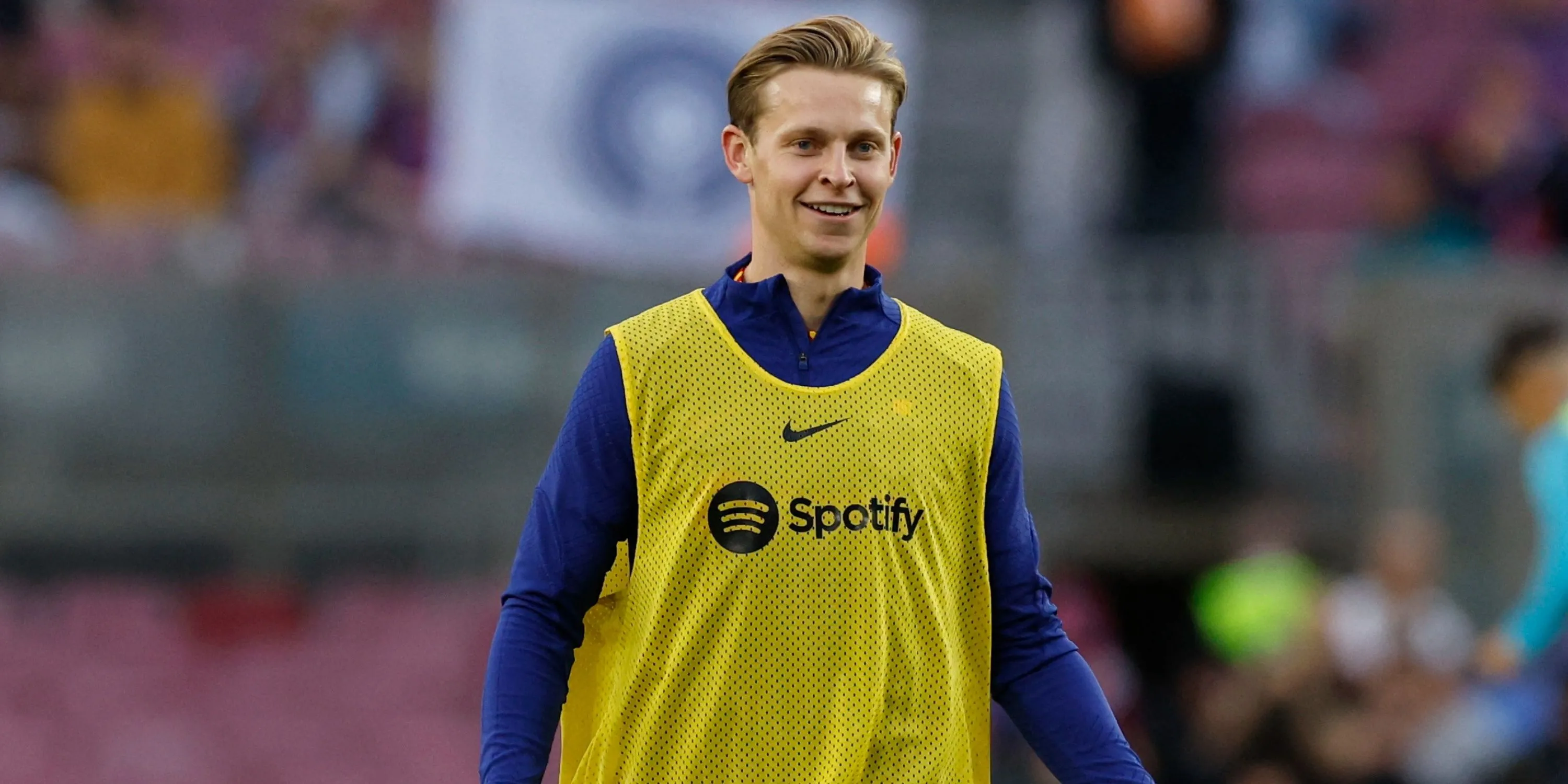 Frenkie de Jong trong màu áo Barcelona đối đầu Man United