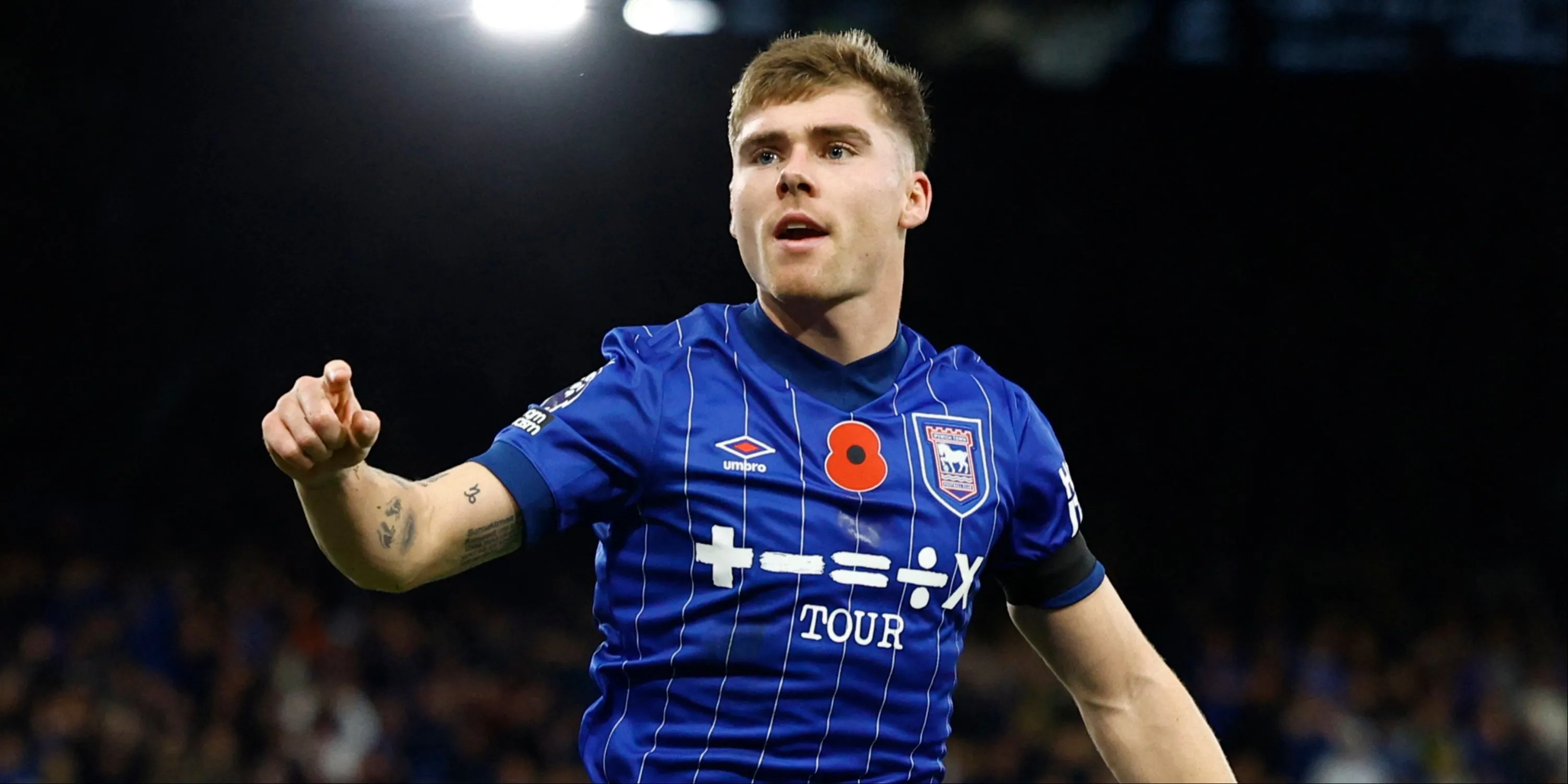 Hậu vệ Leif Davis của Ipswich trong một pha bóng