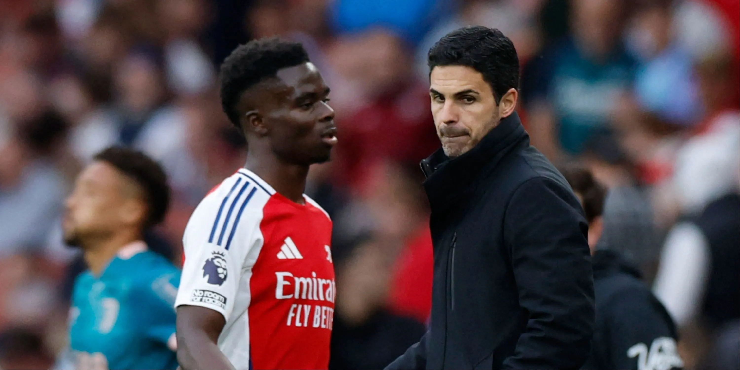 HLV Mikel Arteta trao đổi chiến thuật với Bukayo Saka trên sân tập Arsenal