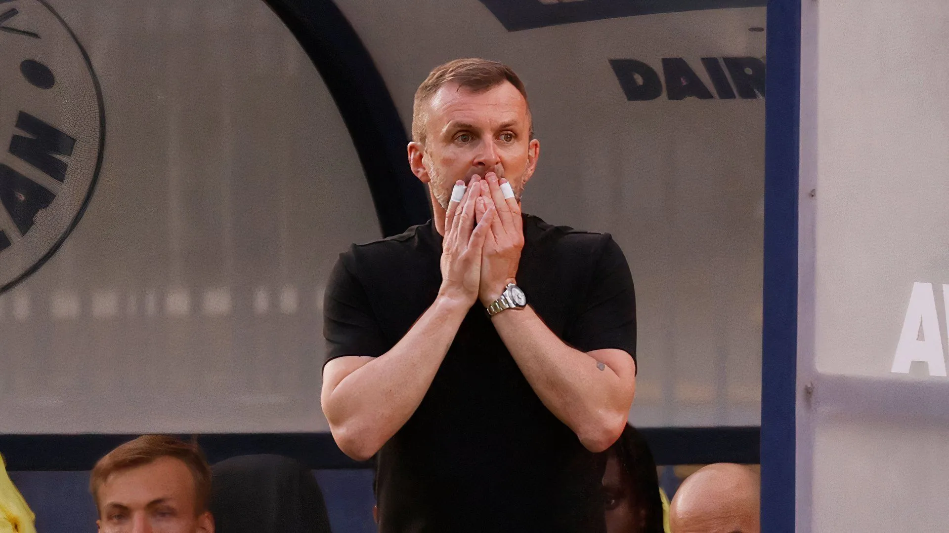 Huấn luyện viên Nathan Jones của Charlton Athletic chỉ đạo trận đấu, đội bóng đã vượt qua bán kết play-off