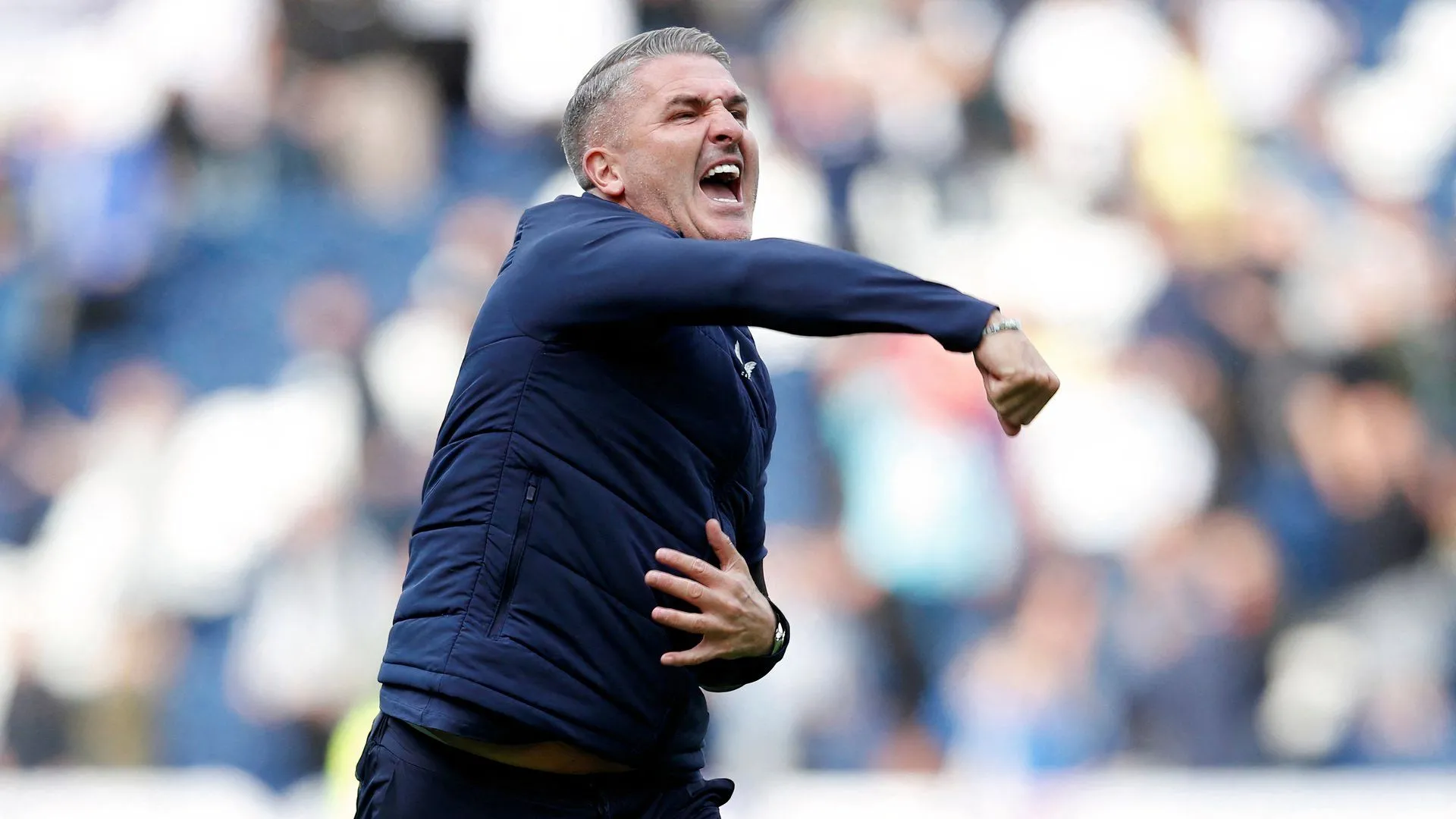 Huấn luyện viên Ryan Lowe của Wigan Athletic trên sân tập