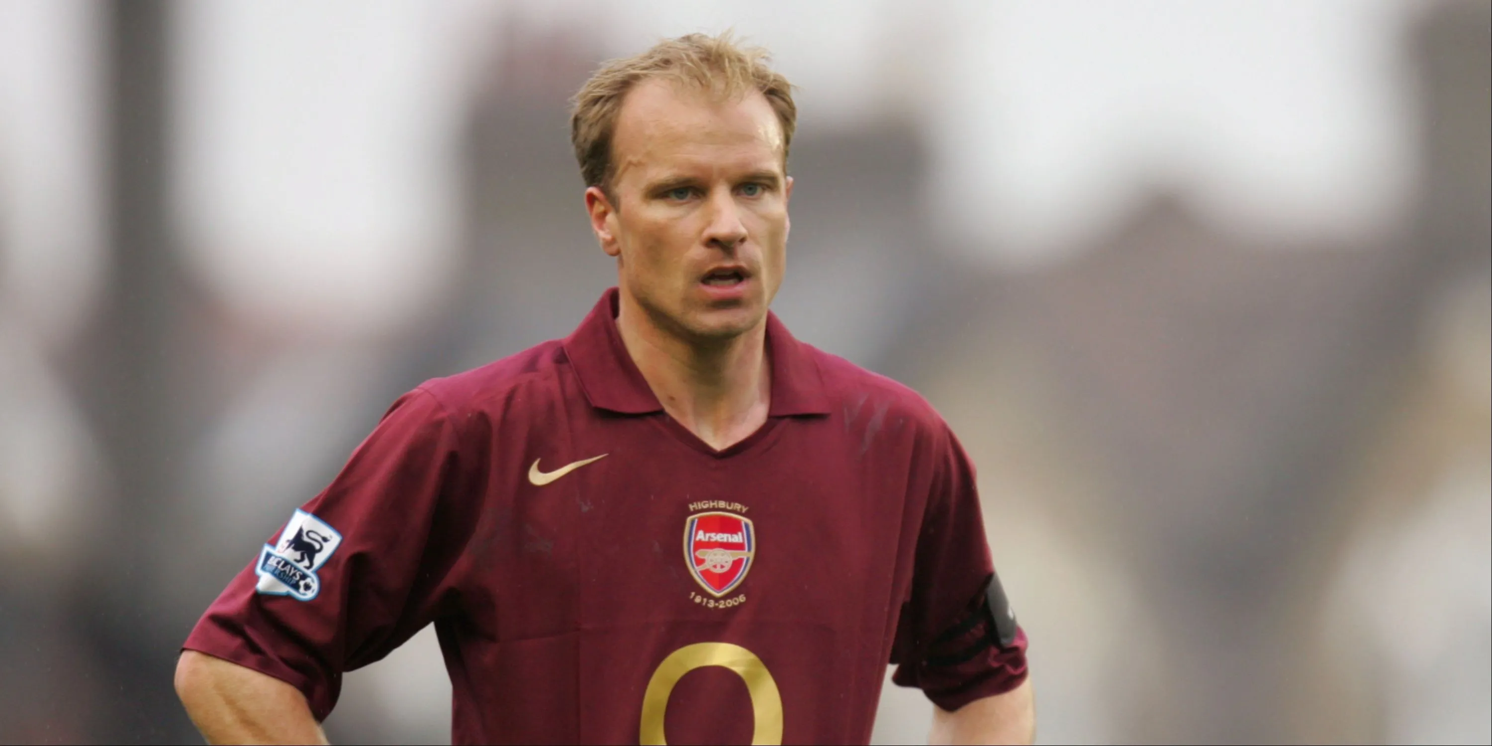Huyền thoại Arsenal Dennis Bergkamp ăn mừng bàn thắng