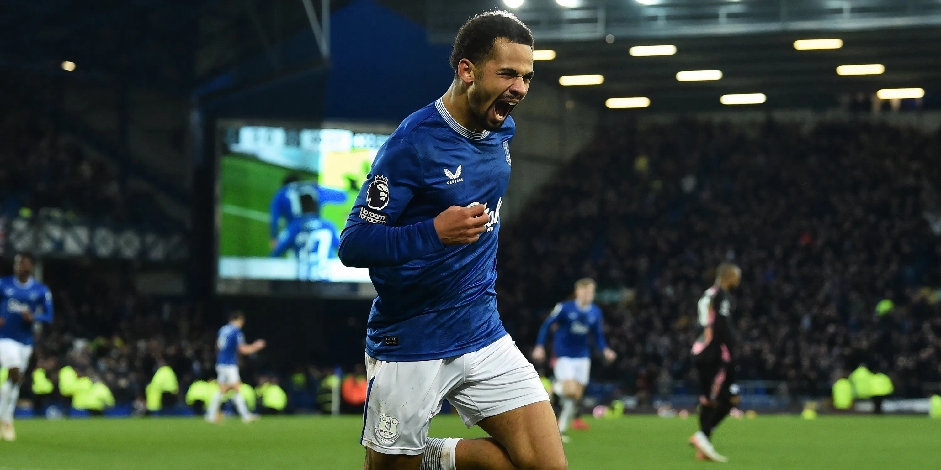 Iliman Ndiaye đi bóng trong màu áo Everton tại Ngoại hạng Anh