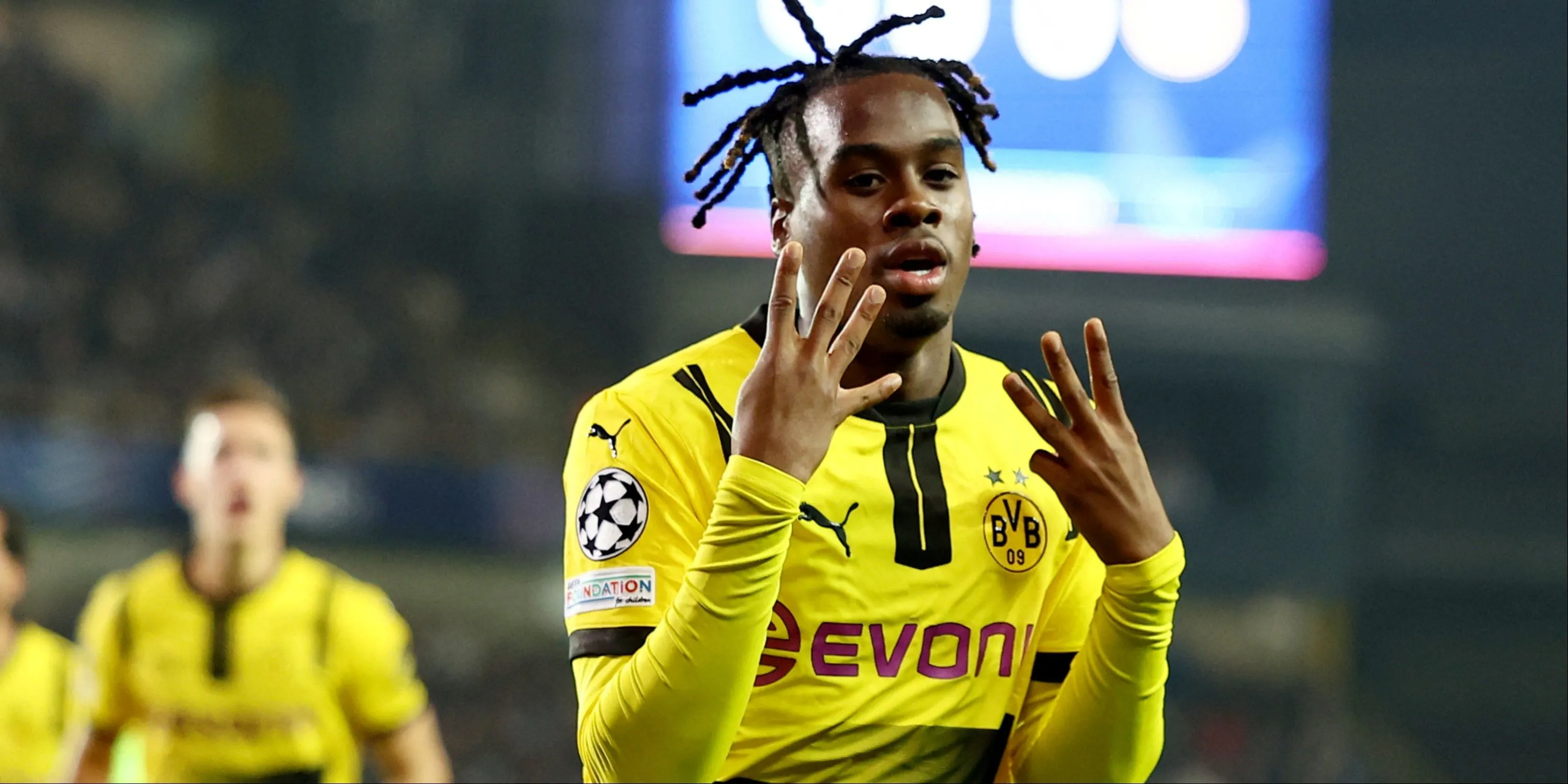 Jamie Bynoe-Gittens thi đấu cho Dortmund