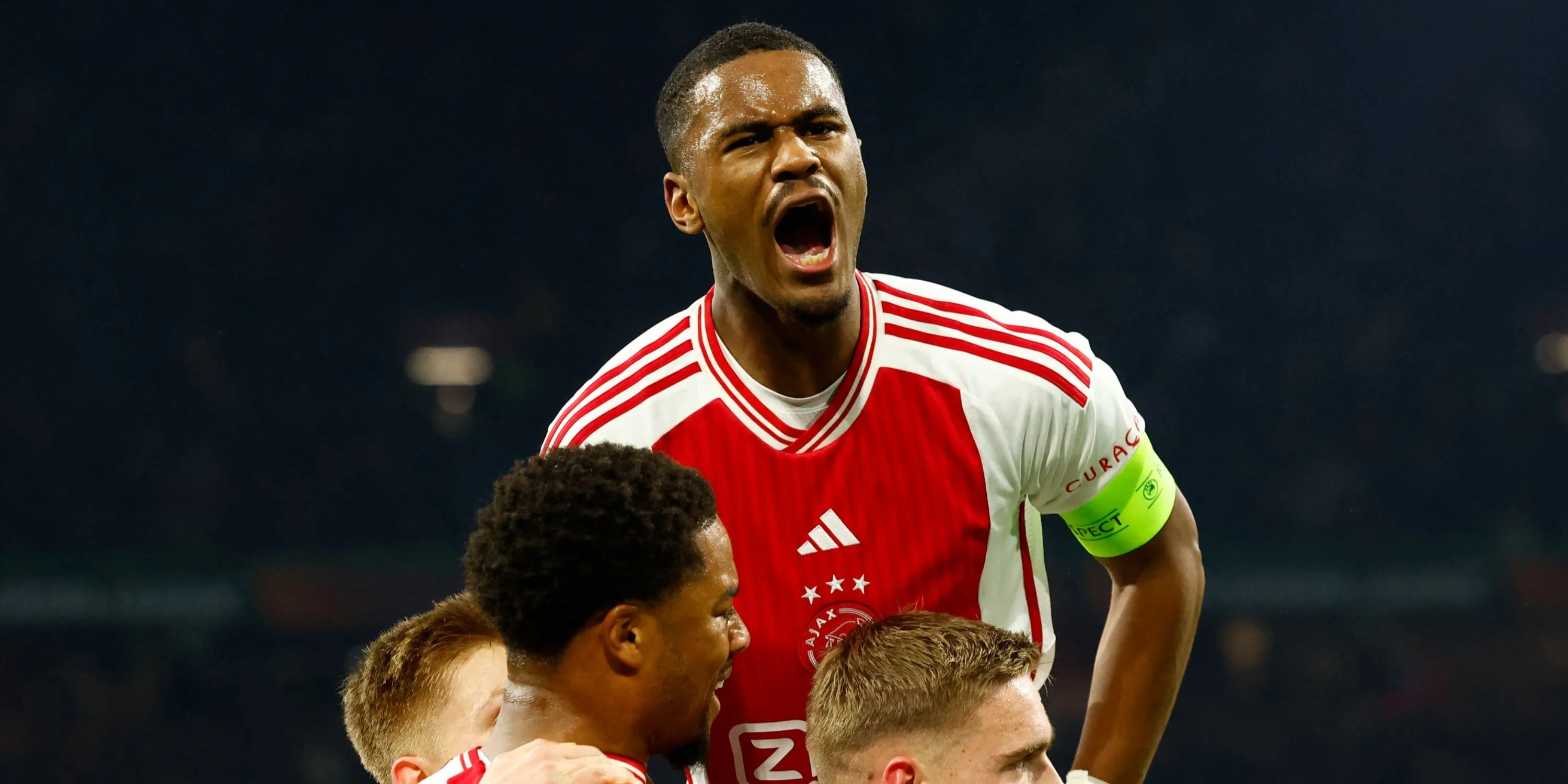 Jorrel Hato, hậu vệ trẻ của Ajax, đang được Chelsea và Arsenal quan tâm