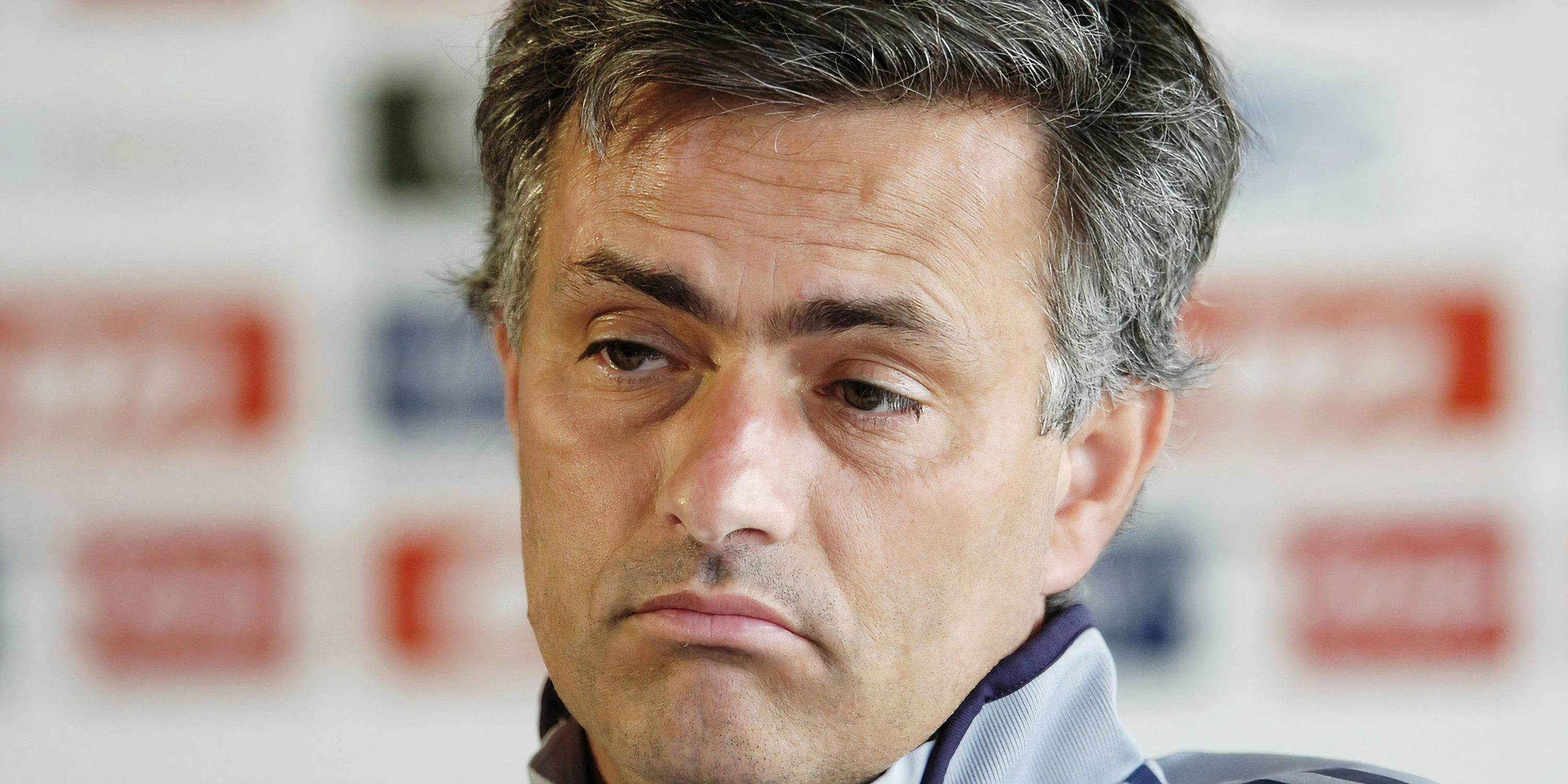 Jose Mourinho trong một buổi họp báo thời còn dẫn dắt Chelsea, so sánh danh tiếng với Ancelotti.