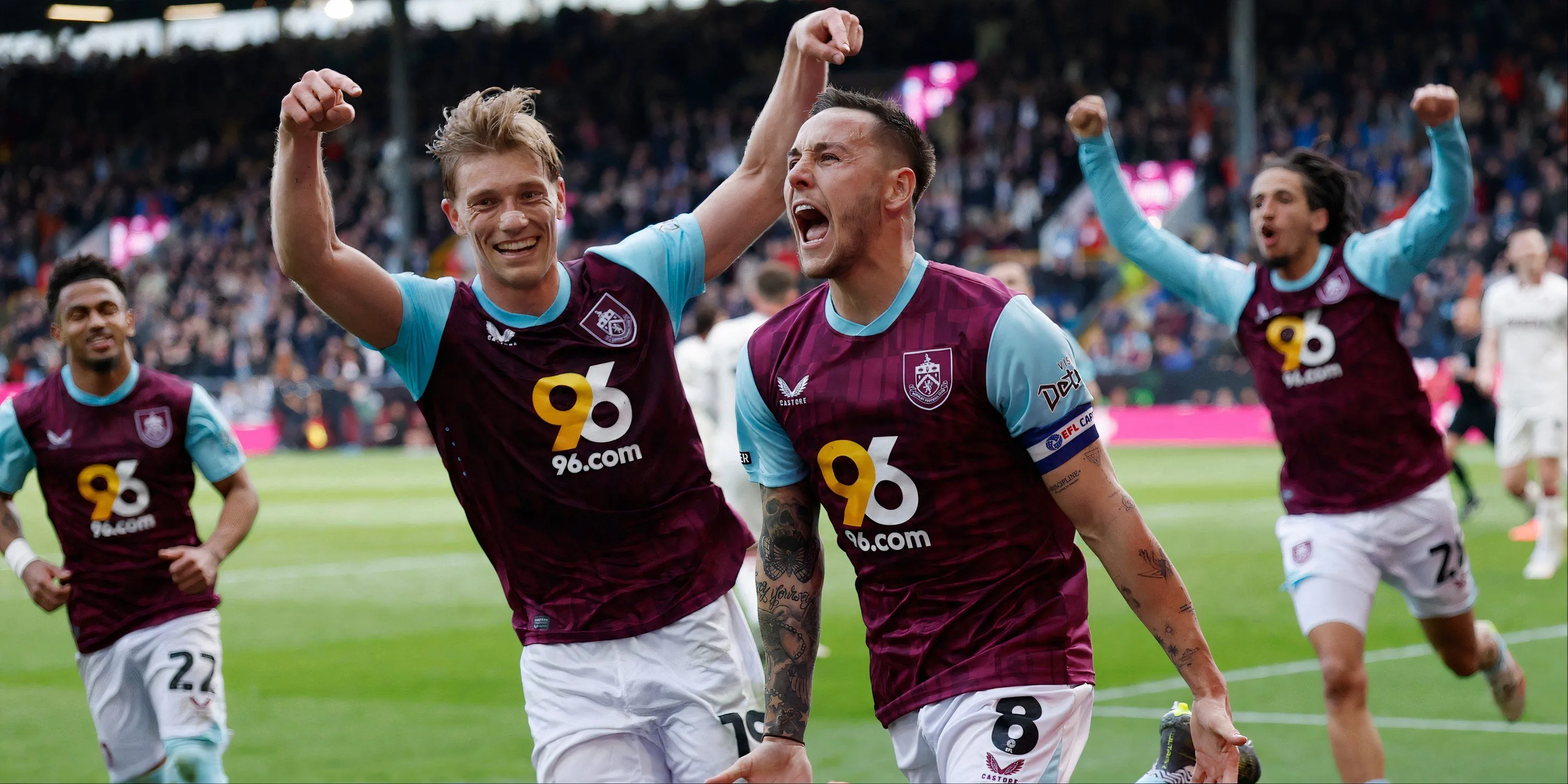 Josh Brownhill ăn mừng bàn thắng cho Burnley ở Championship.