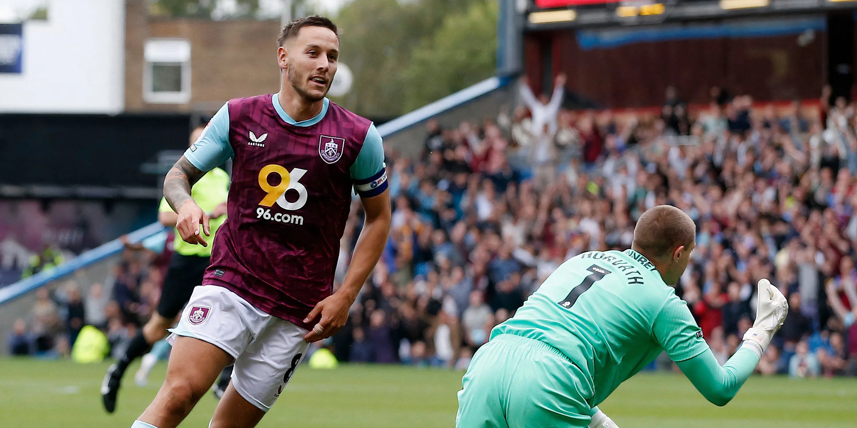 Josh Brownhill trong màu áo Burnley, đối tượng săn đón của West Ham và Celtic.