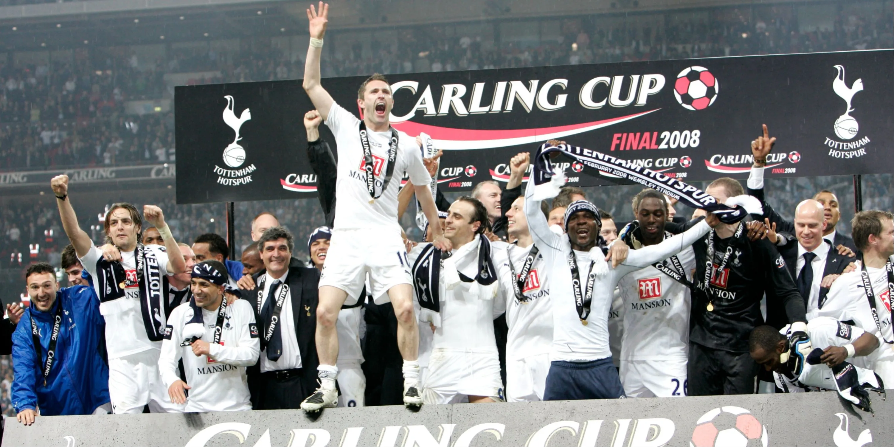 Logo của câu lạc bộ Tottenham Hotspur trên sân vận động