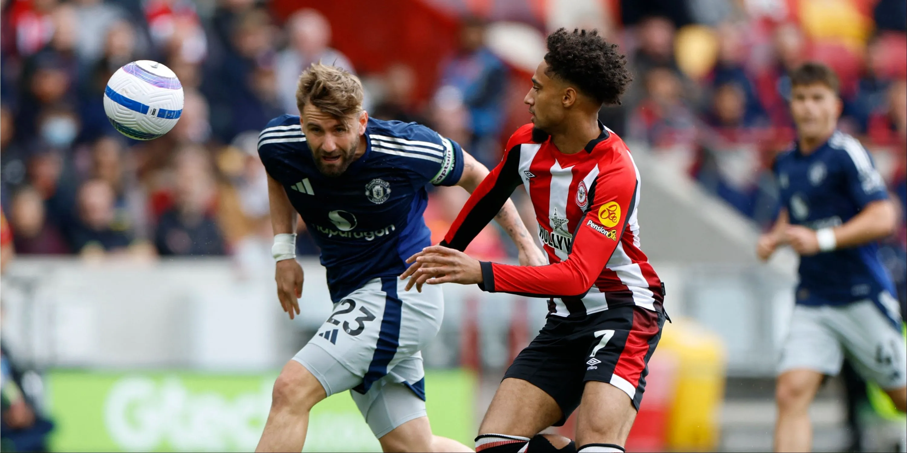 Luke Shaw (Man Utd) đối mặt với Kevin Schade (Brentford) trong trận đấu