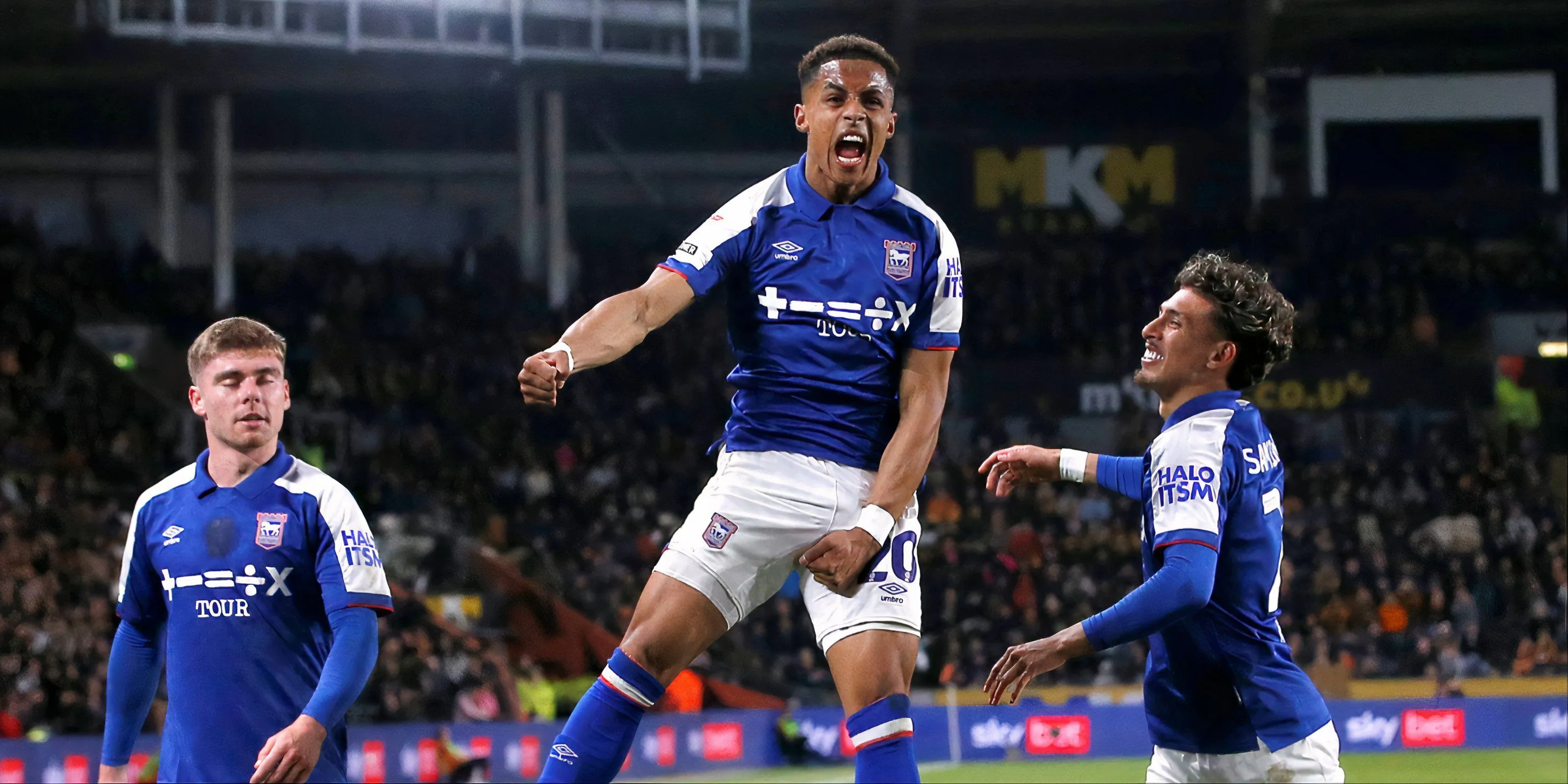 Omari Hutchinson (phải) trong một pha bóng cùng đồng đội tại Ipswich Town