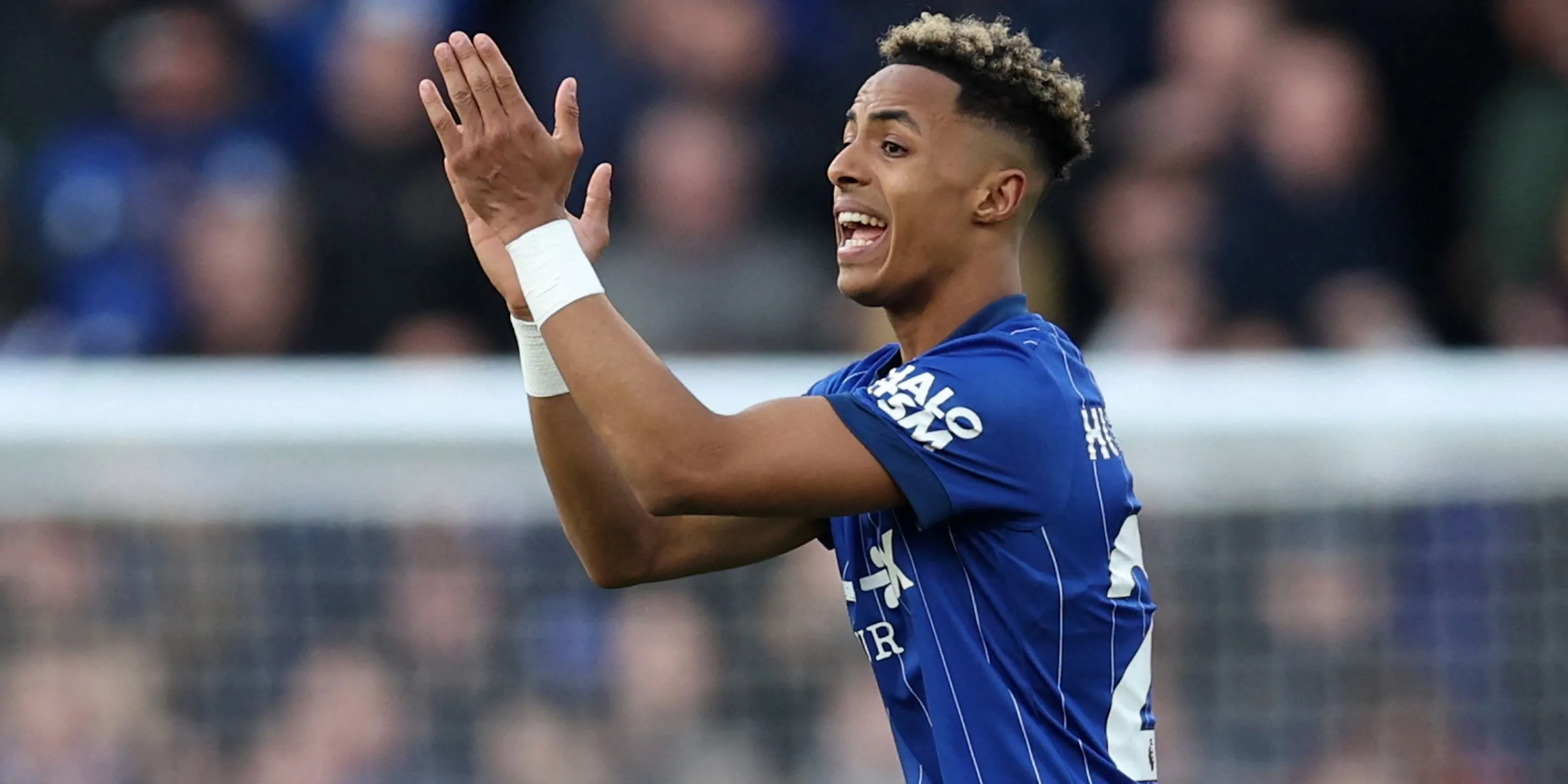 Omari Hutchinson thể hiện sự quyết tâm trong màu áo Ipswich Town