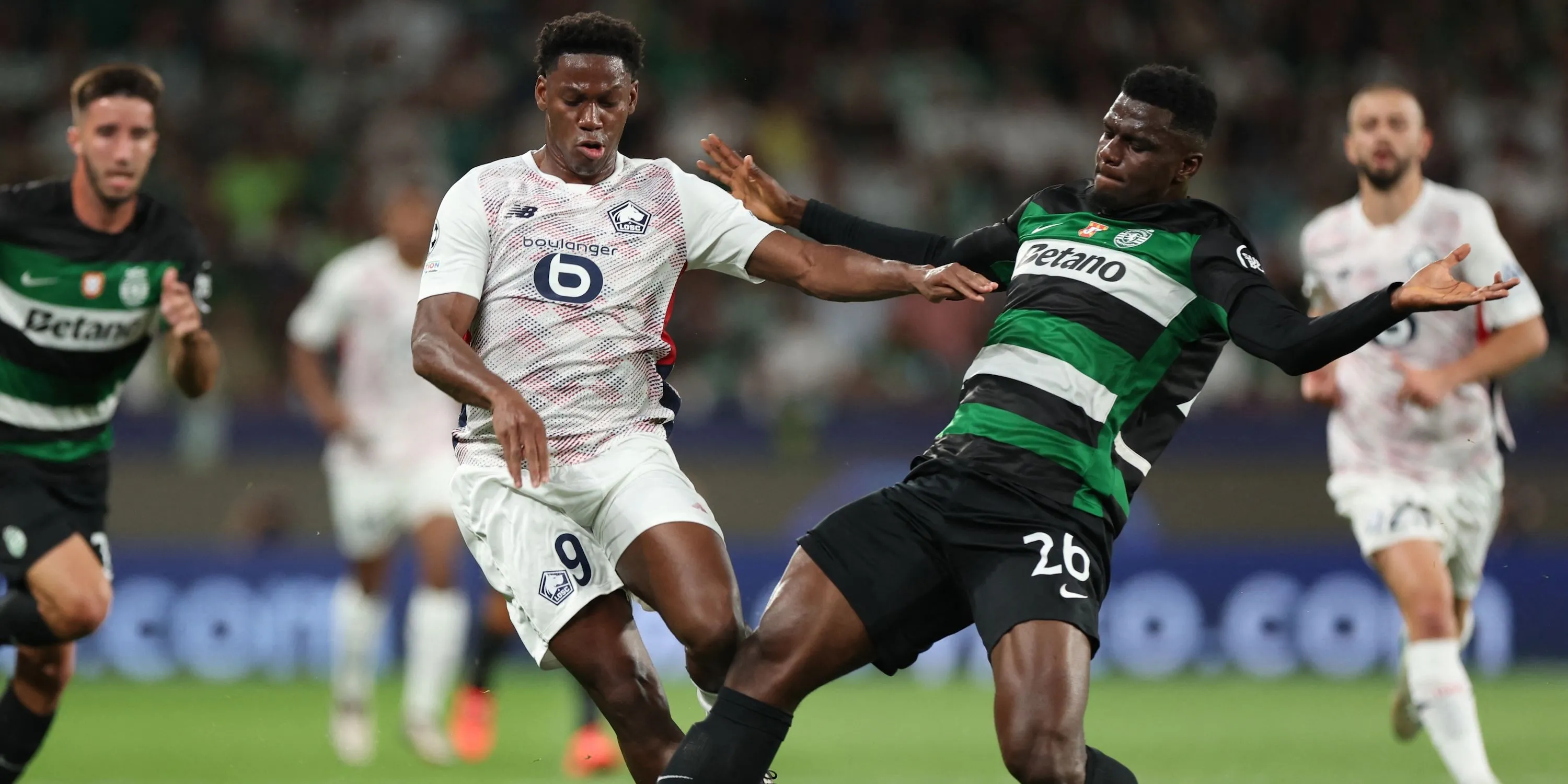 Ousmane Diomande trong pha tranh chấp bóng quyết liệt với Jonathan David