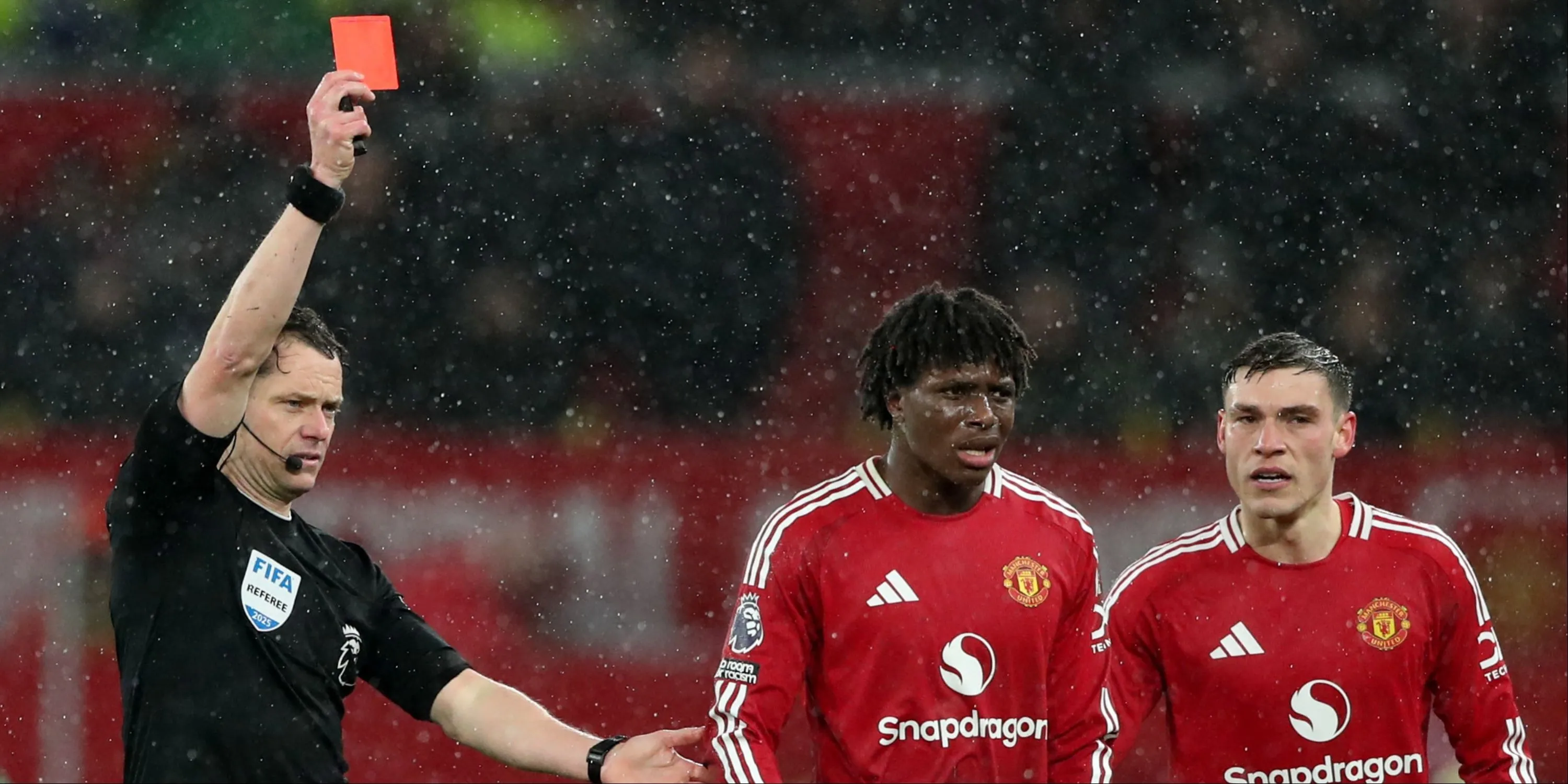 Patrick Dorgu thi đấu cho Man United trong một trận đấu