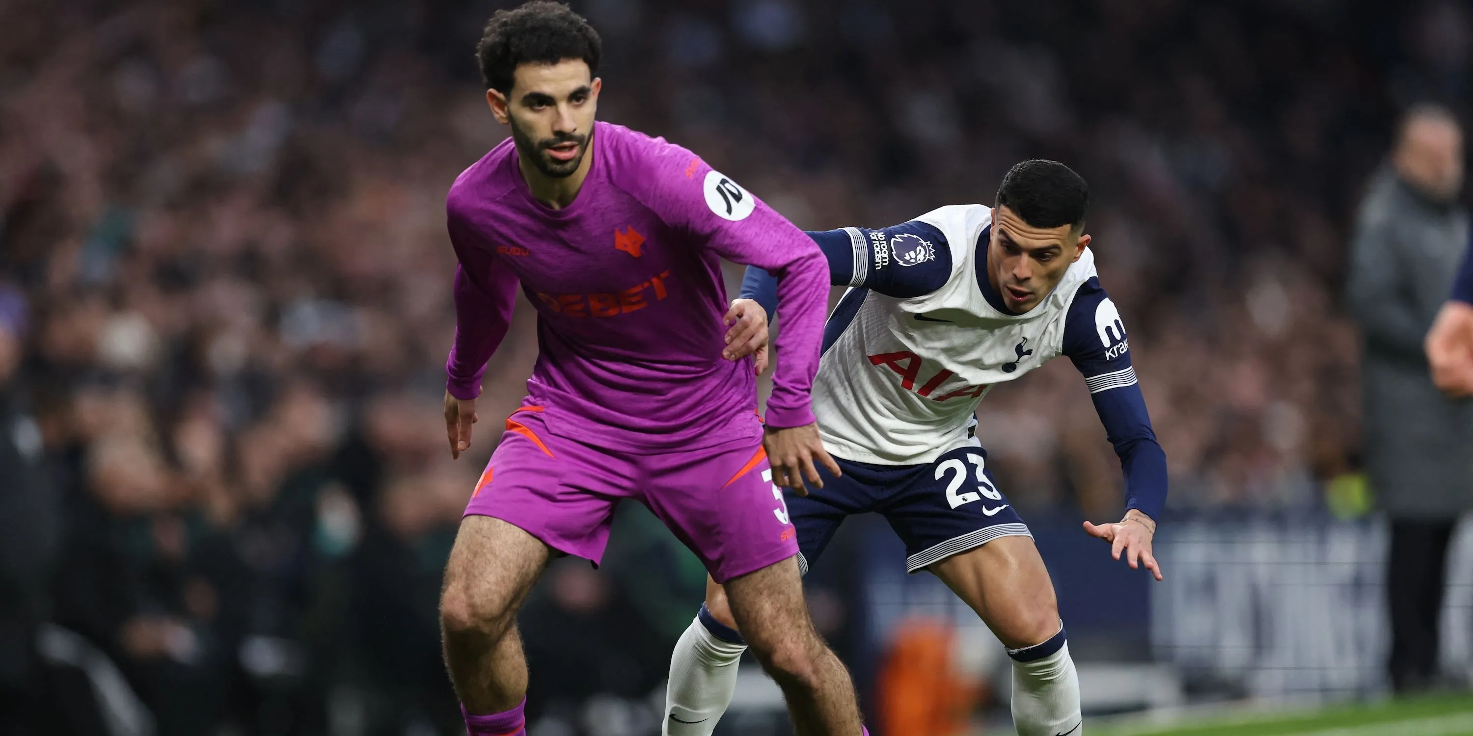 Rayan Aït-Nouri (Wolves) tranh chấp bóng với Pedro Porro (Tottenham) tại Premier League.