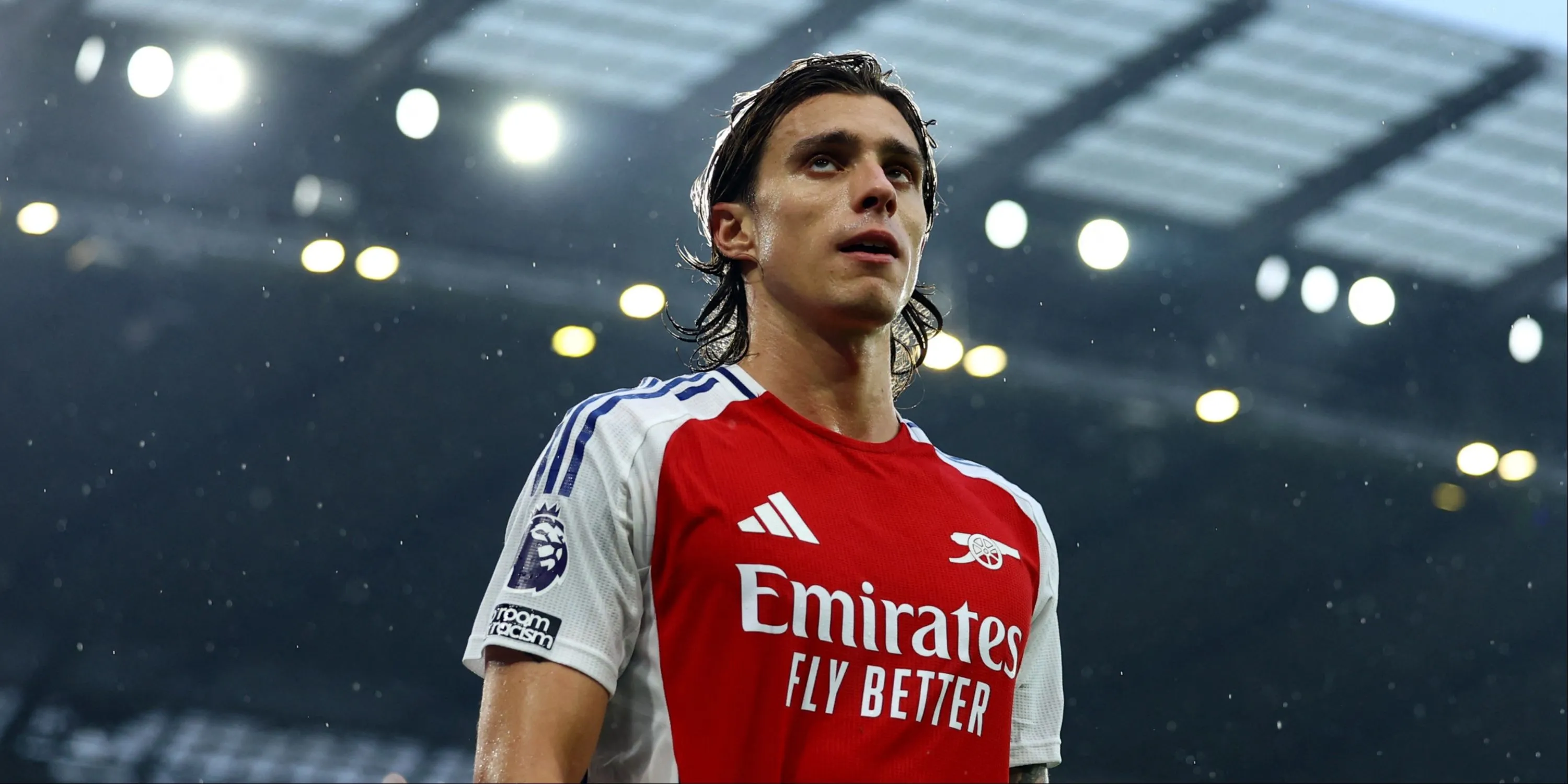 Riccardo Calafiori trong màu áo Arsenal, cầu thủ đang đứng trước tương lai không chắc chắn tại câu lạc bộ.