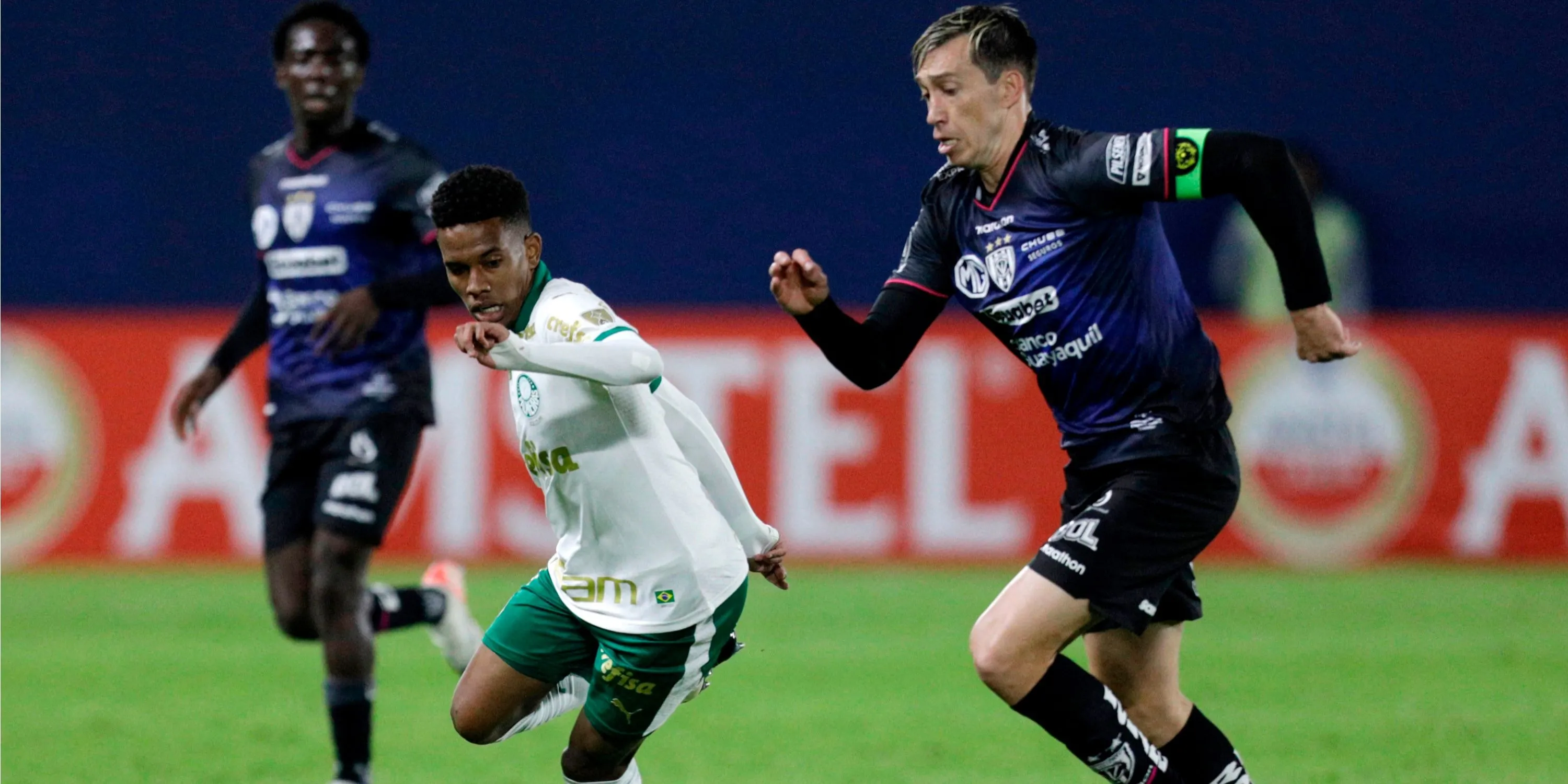 Thần đồng Estêvão Willian ăn mừng bàn thắng cho Palmeiras