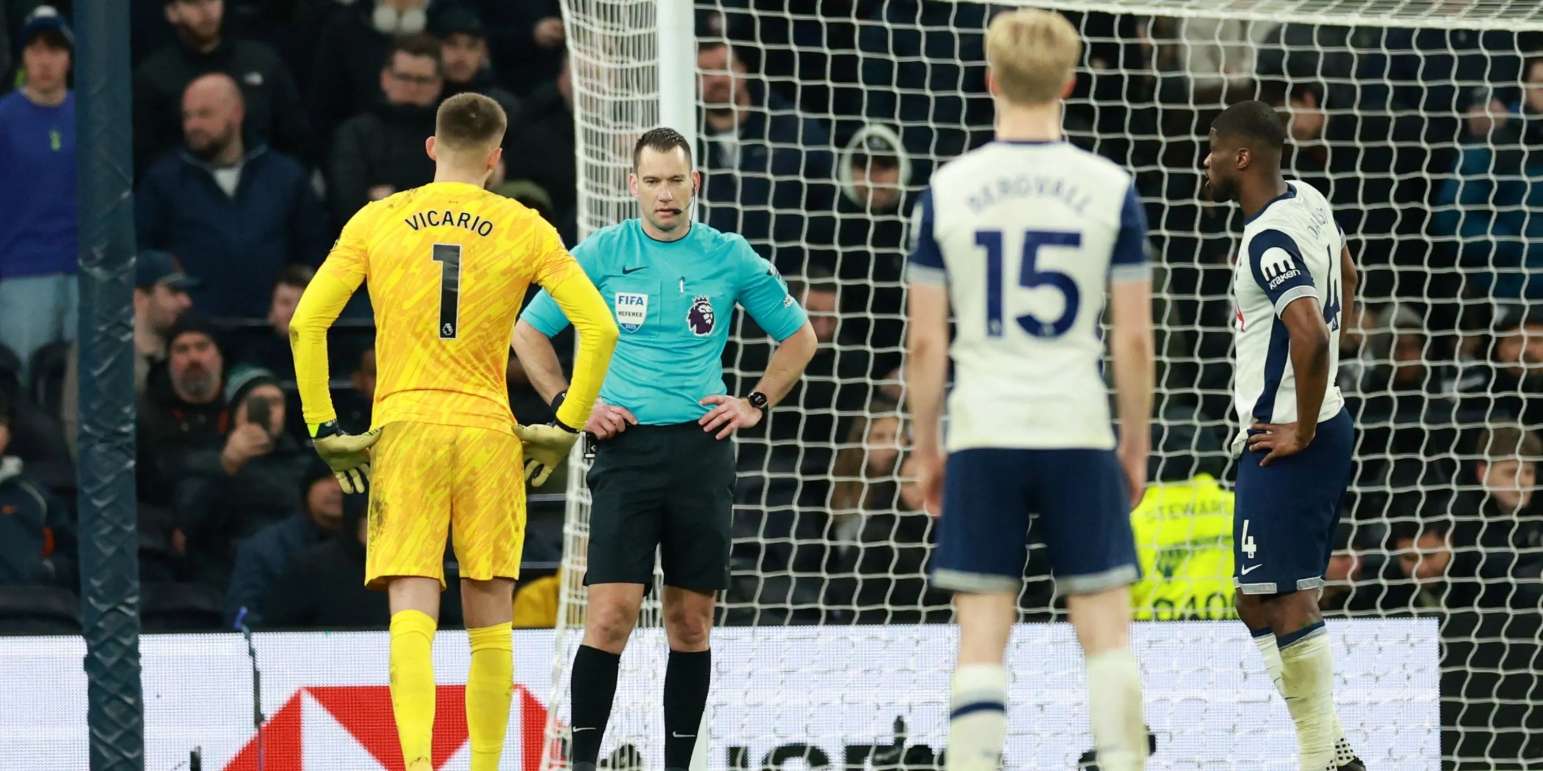 Thủ môn Guglielmo Vicario của Tottenham trong trang phục thi đấu