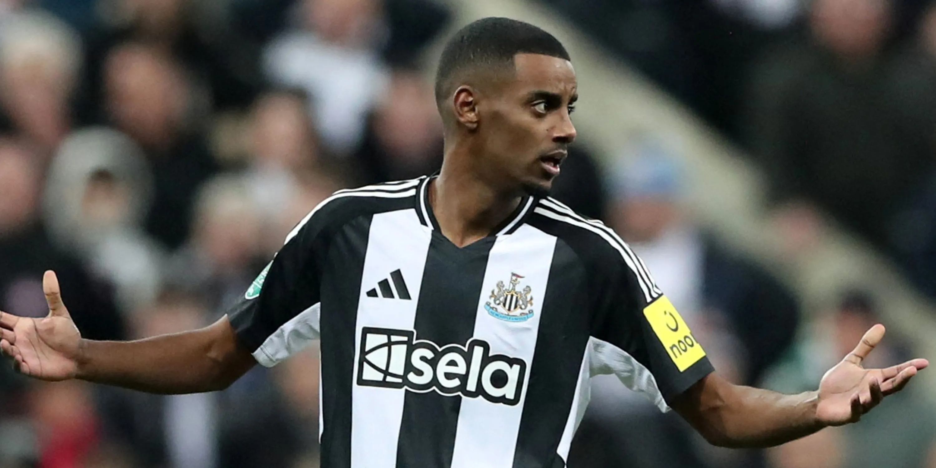 Tiền đạo Alexander Isak của Newcastle United trong một pha đi bóng