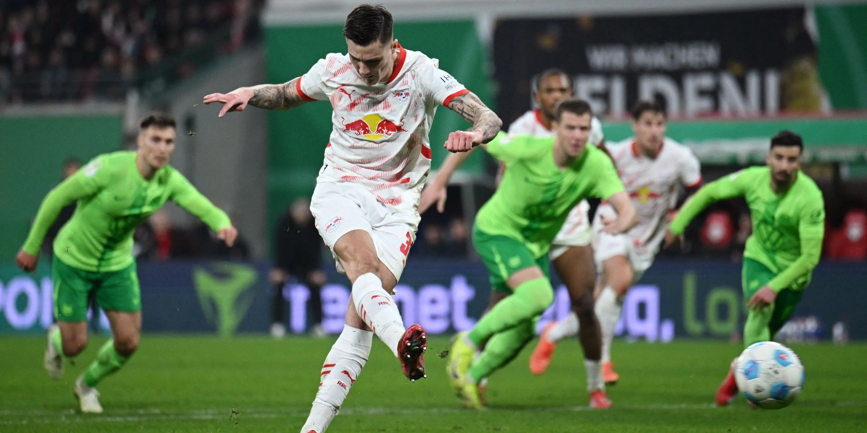 Tiền đạo Benjamin Sesko của RB Leipzig ăn mừng bàn thắng từ chấm phạt đền, mục tiêu săn đón của Man Utd