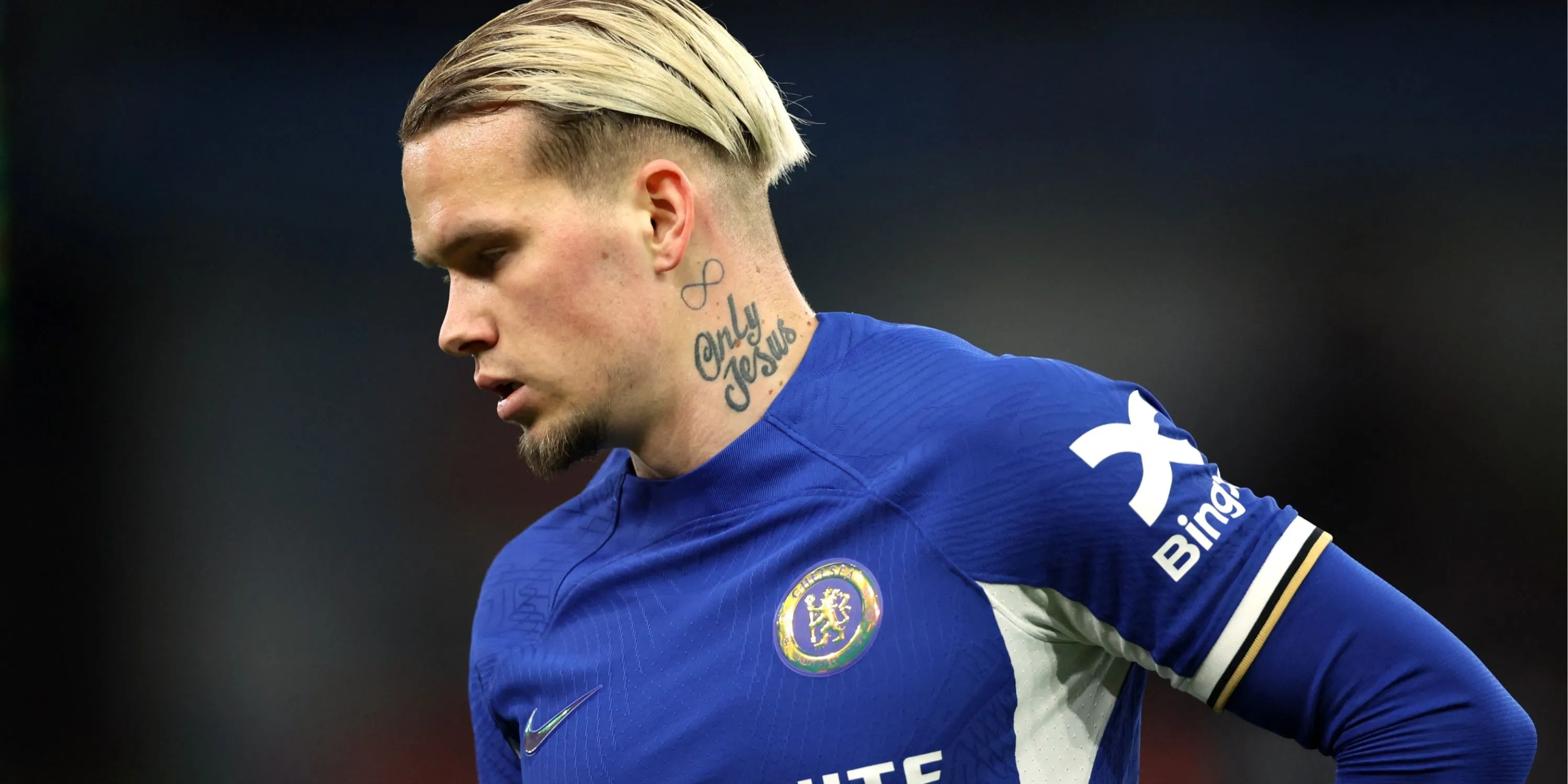 Tiền đạo cánh Mykhailo Mudryk đi bóng trong màu áo Chelsea