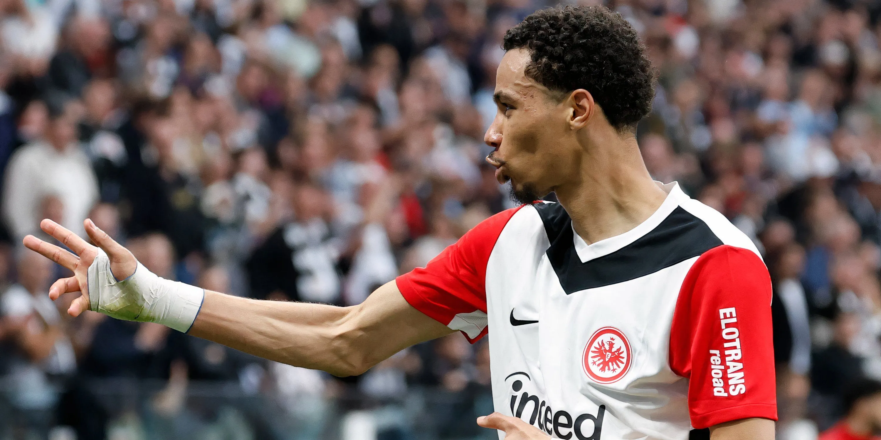 Tiền đạo Hugo Ekitiké của Frankfurt ăn mừng bàn thắng