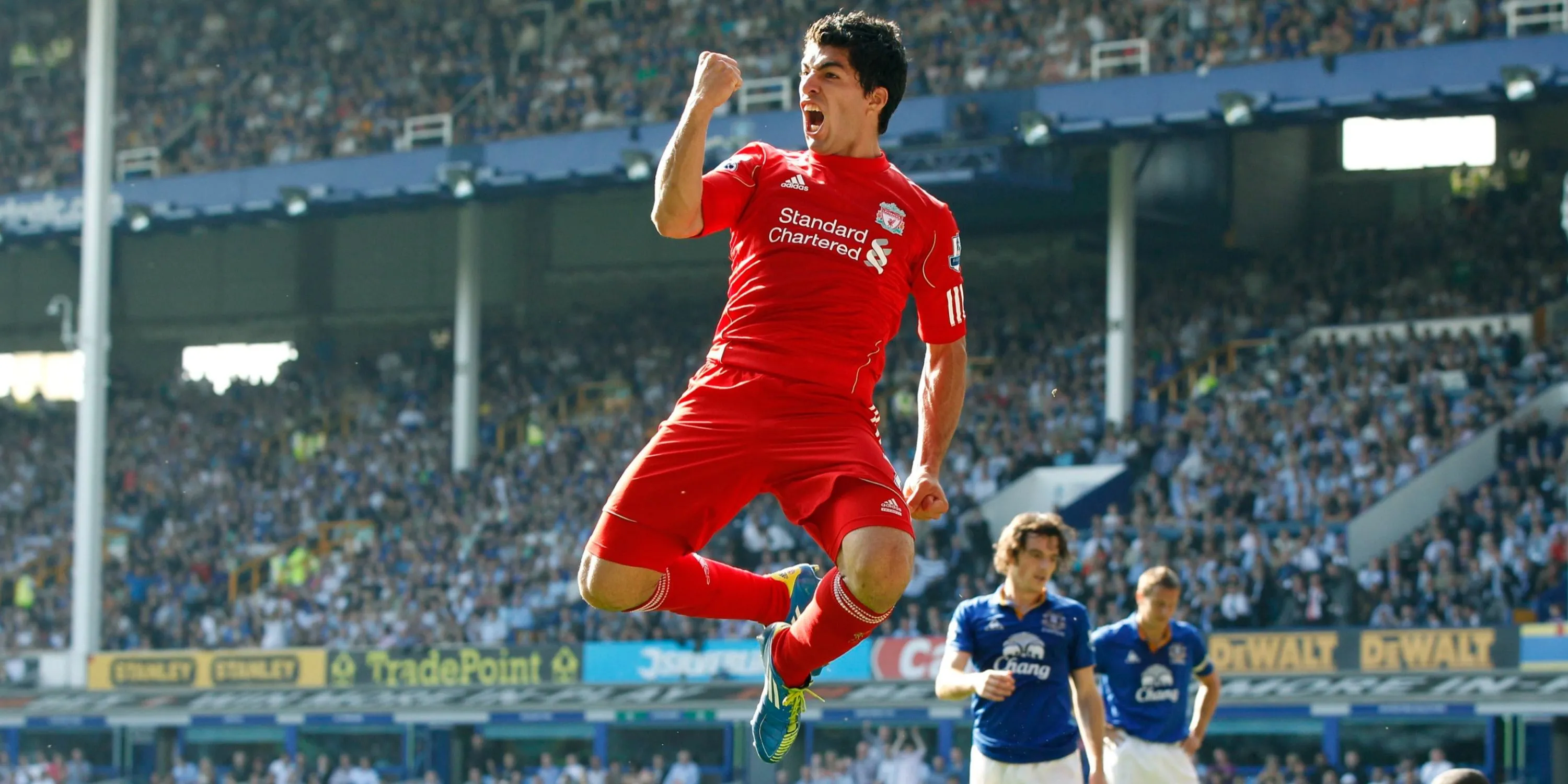 Tiền đạo Luis Suarez ăn mừng bàn thắng trong màu áo Liverpool
