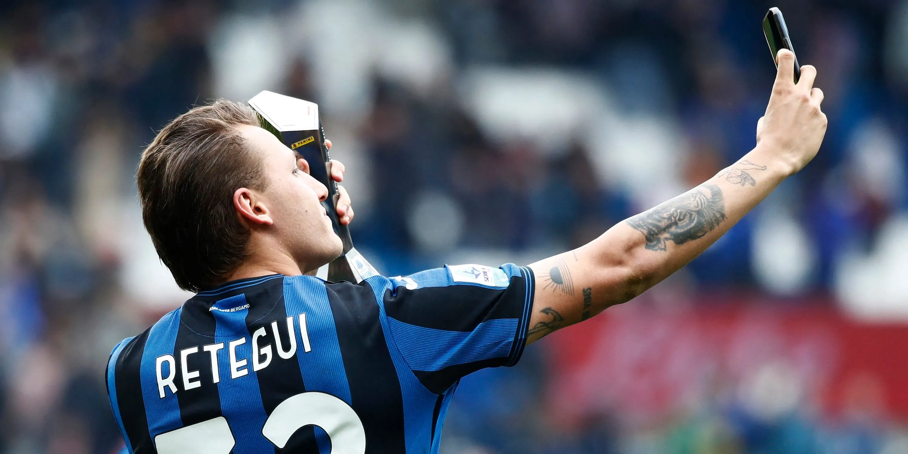 Tiền đạo Mateo Retegui của Atalanta ăn mừng với danh hiệu Cầu thủ xuất sắc nhất trận