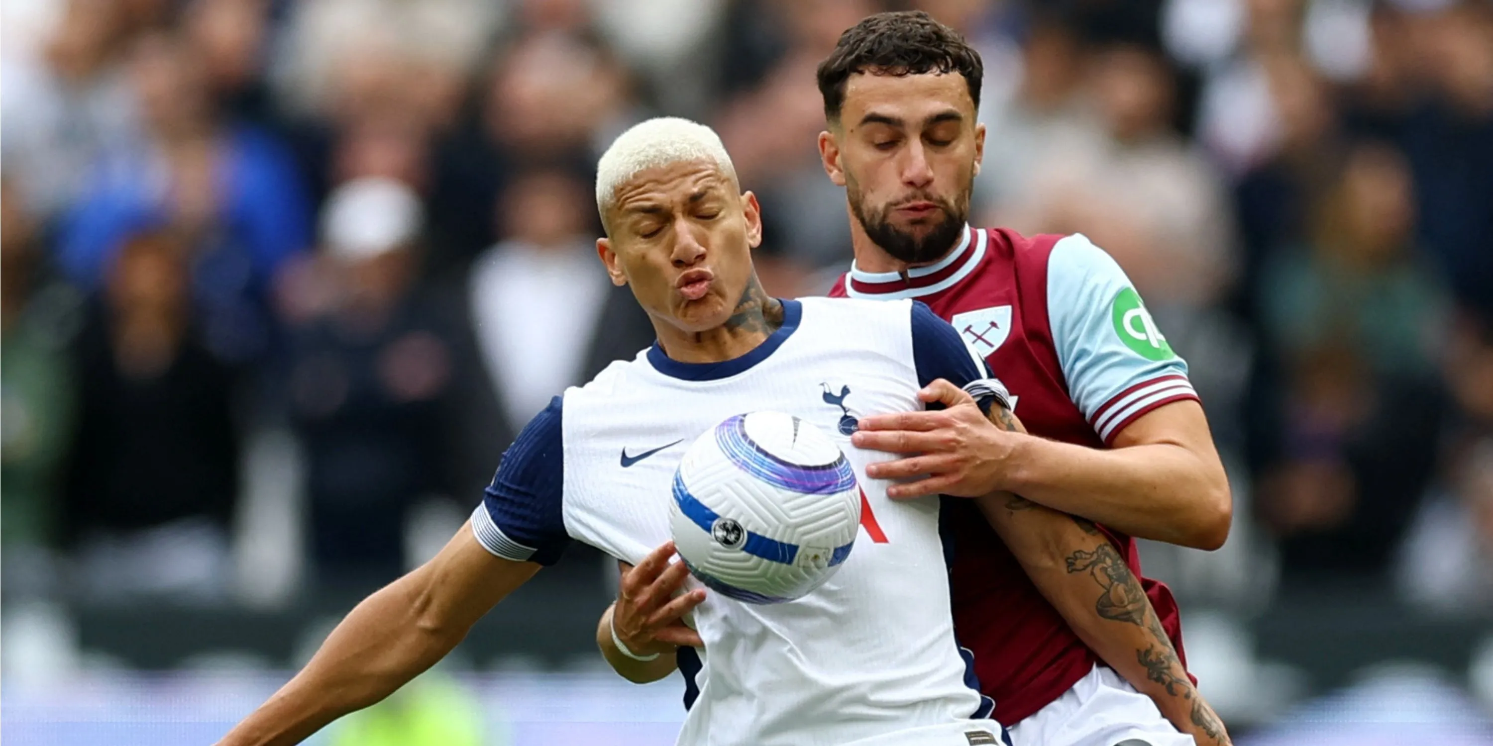 Tiền đạo Richarlison của Tottenham tỏ ra thất vọng trên sân