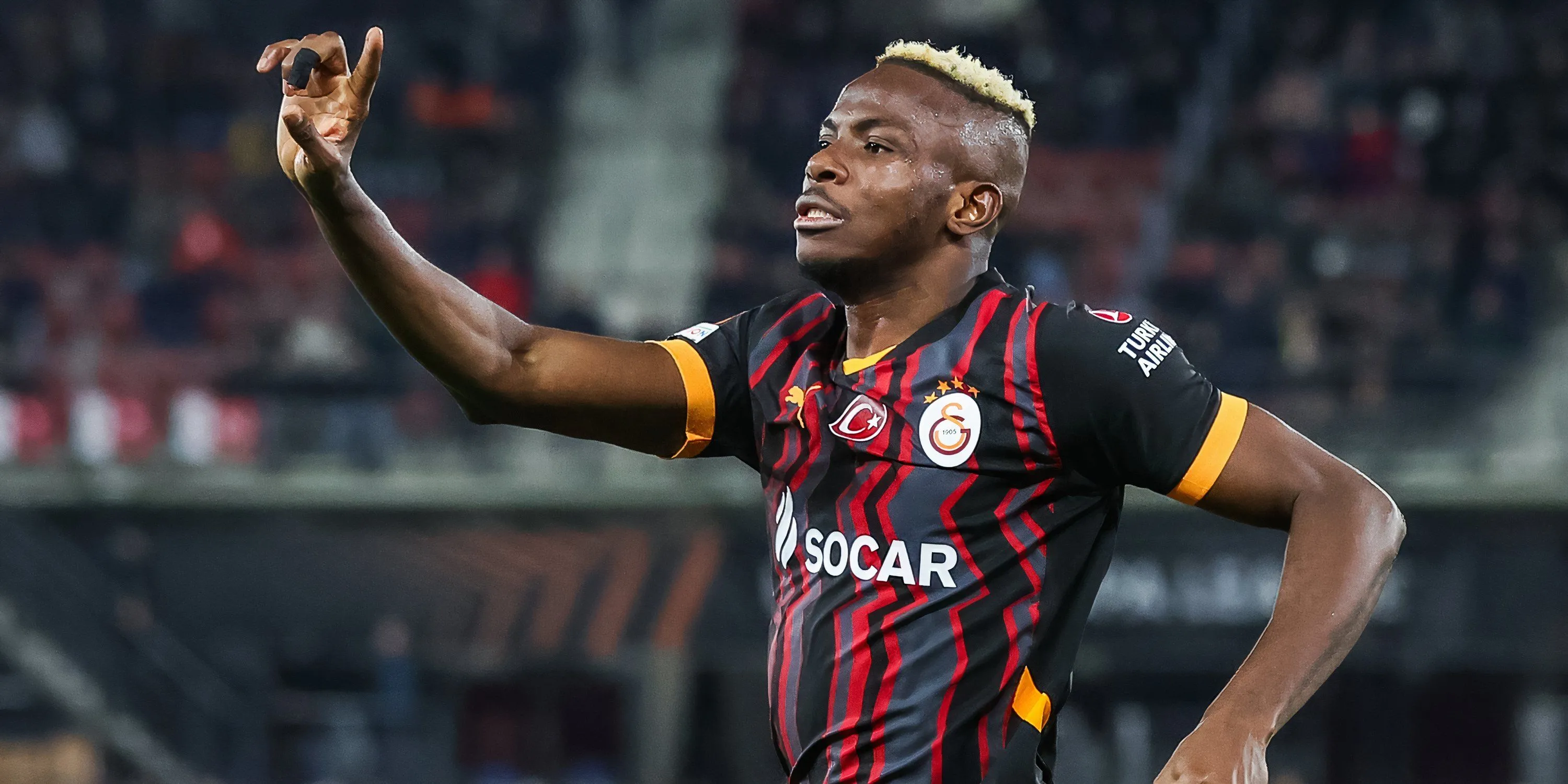 Tiền đạo Victor Osimhen ăn mừng bàn thắng khi đang thi đấu cho Galatasaray, mục tiêu hàng đầu nhưng gặp vướng mắc về lương bổng của MU