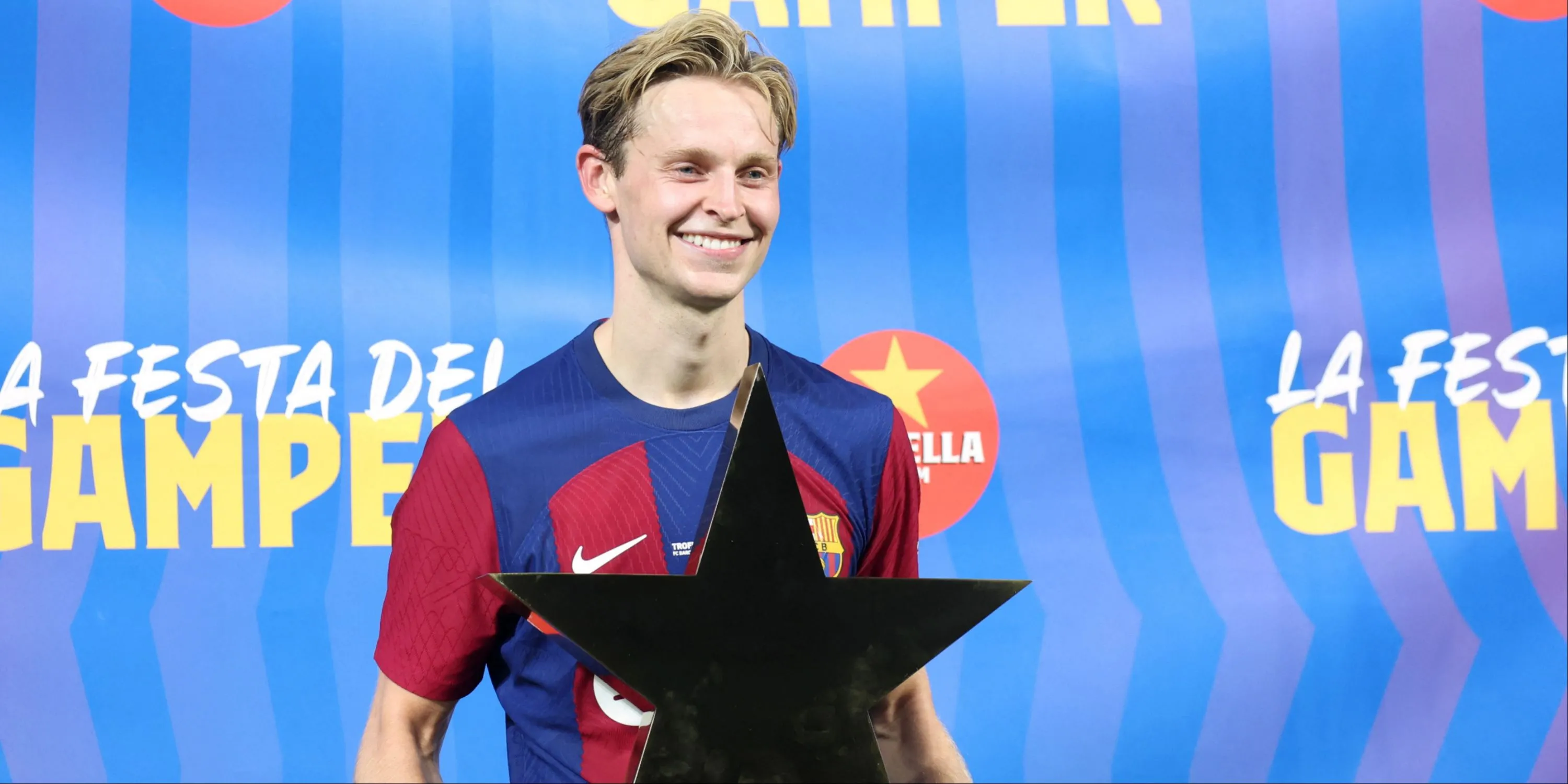 Tiền vệ Frenkie de Jong đi bóng trong trận đấu của Barcelona