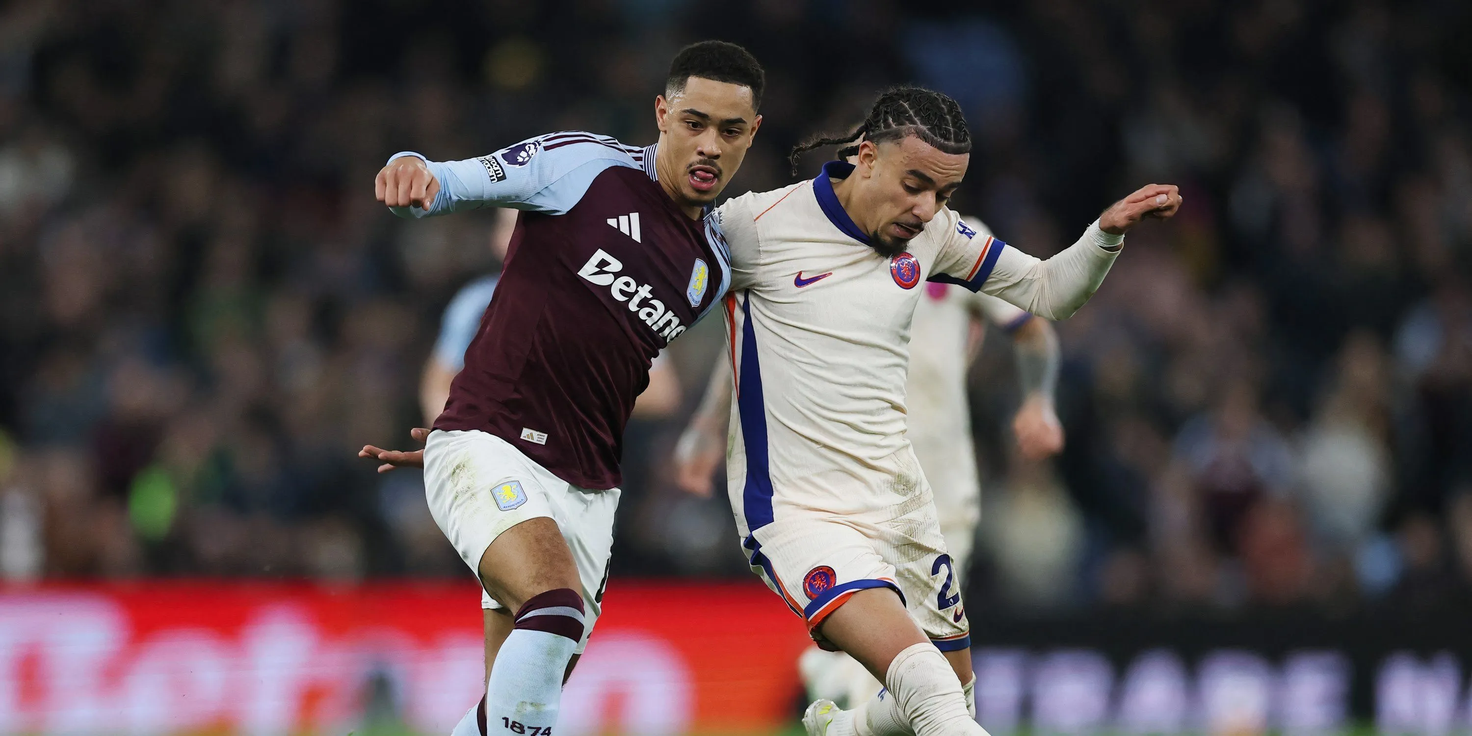 Tiền vệ Jacob Ramsey của Aston Villa trên sân