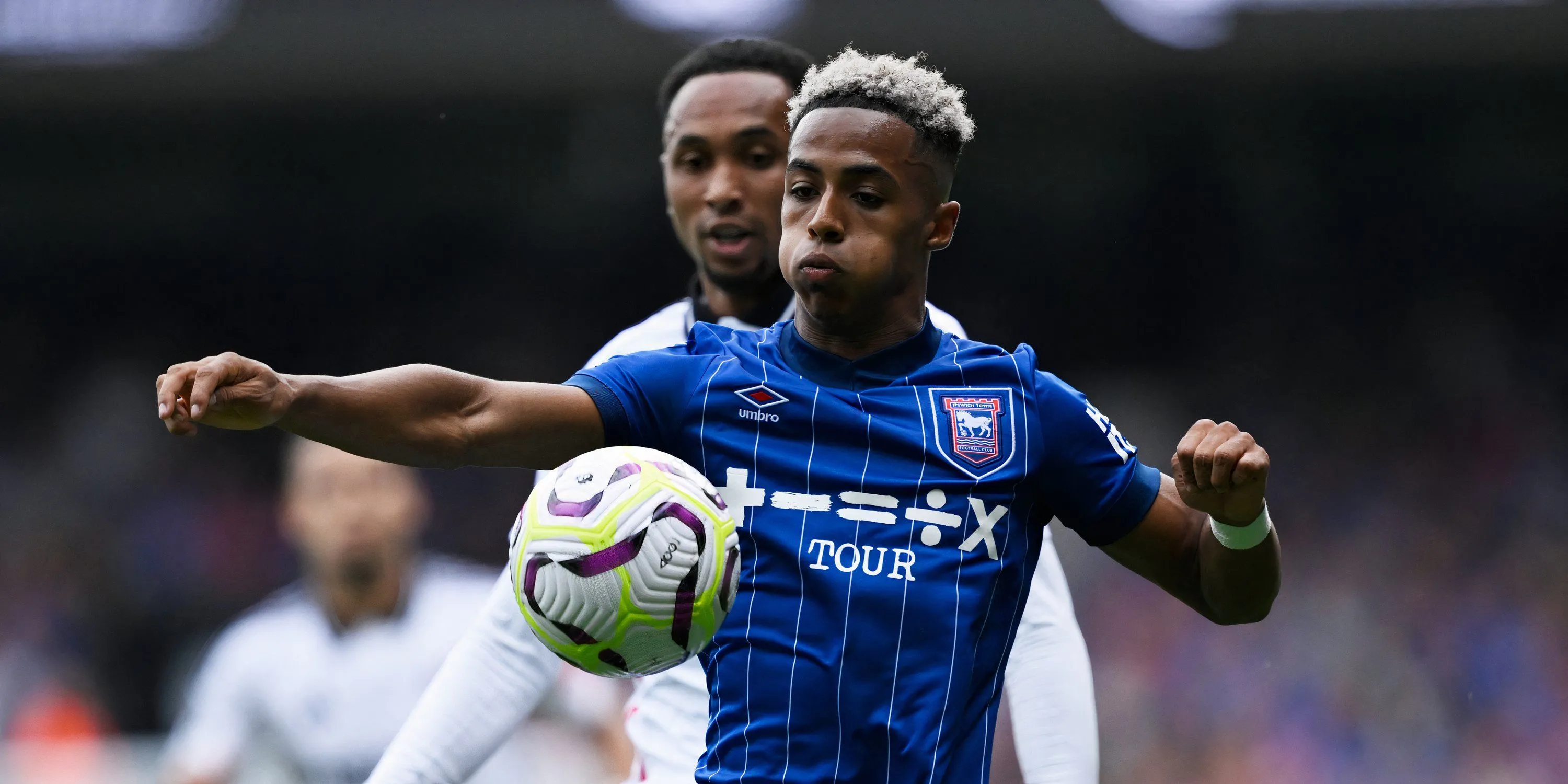 Tiền vệ Omari Hutchinson ăn mừng bàn thắng cho Ipswich