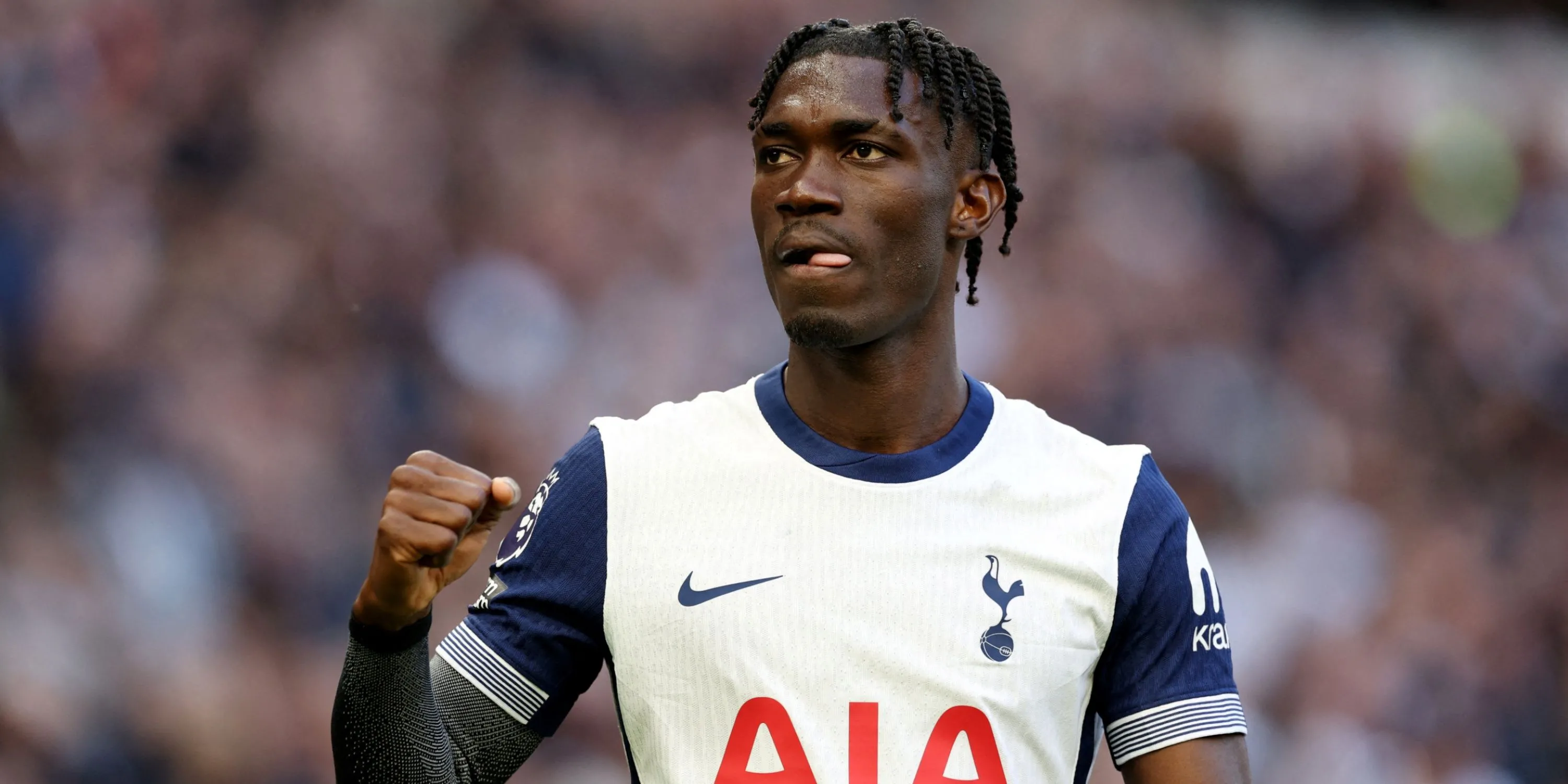 Tiền vệ Yves Bissouma của Spurs trong một pha tranh chấp bóng