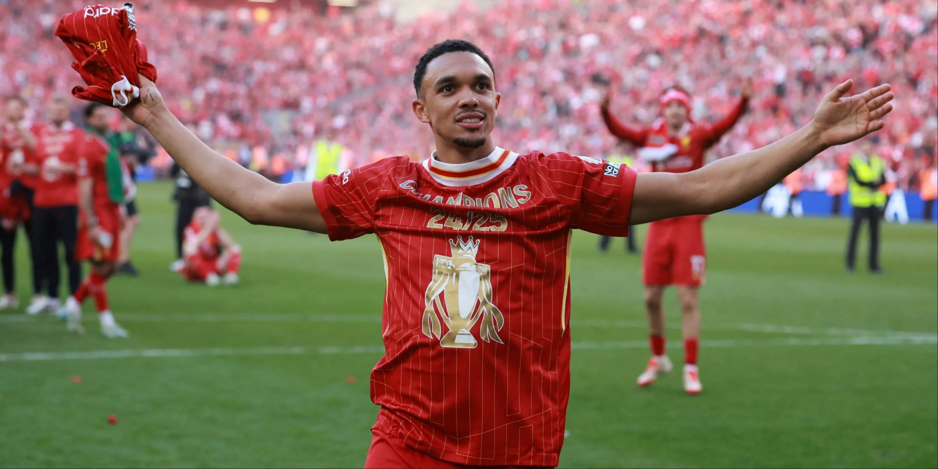 Trent Alexander-Arnold trong màu áo Liverpool, thể hiện sự tập trung trên sân cỏ