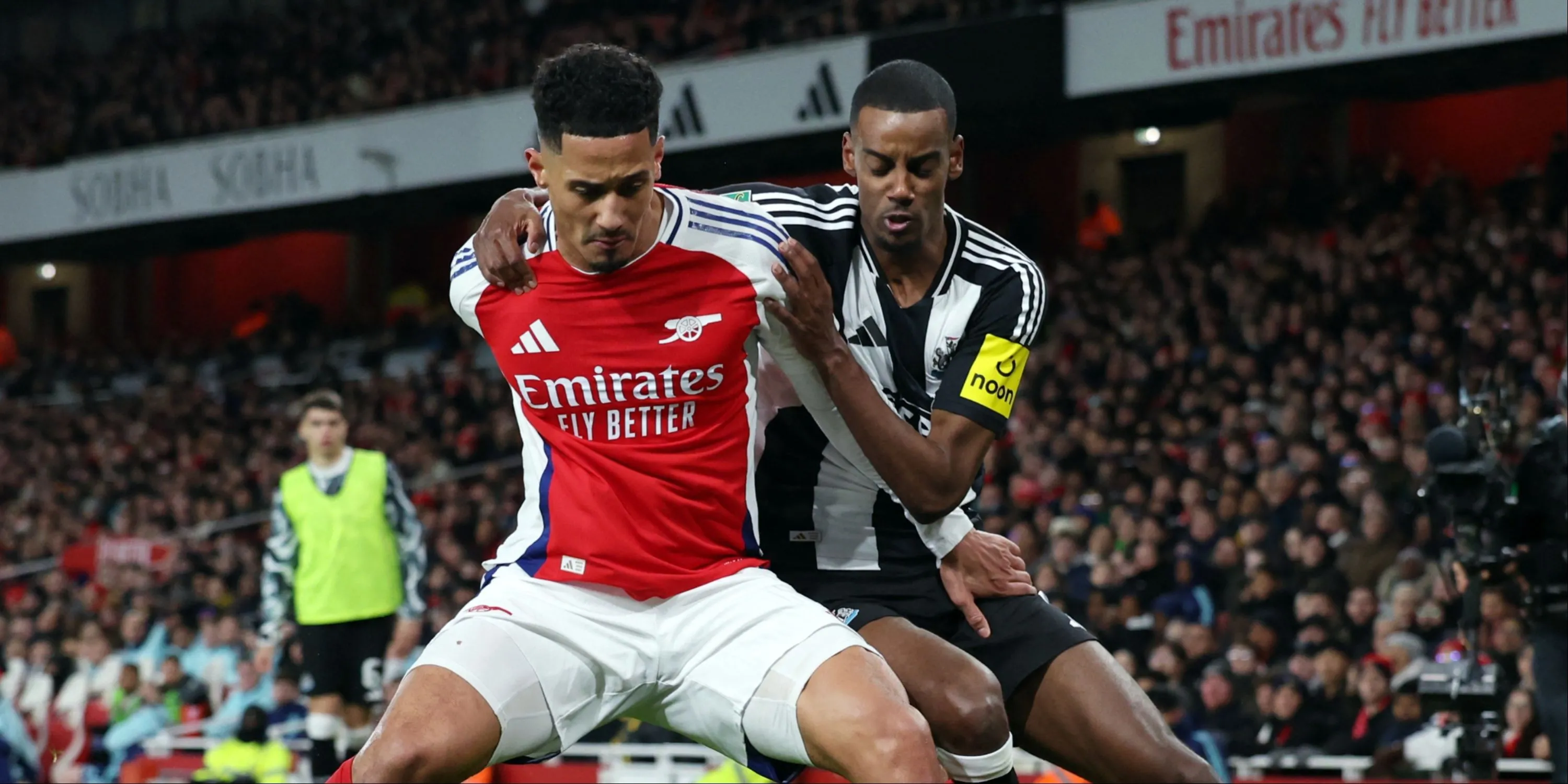 William Saliba (Arsenal) truy cản Alexander Isak (Newcastle) thể hiện sự chắc chắn của hàng thủ