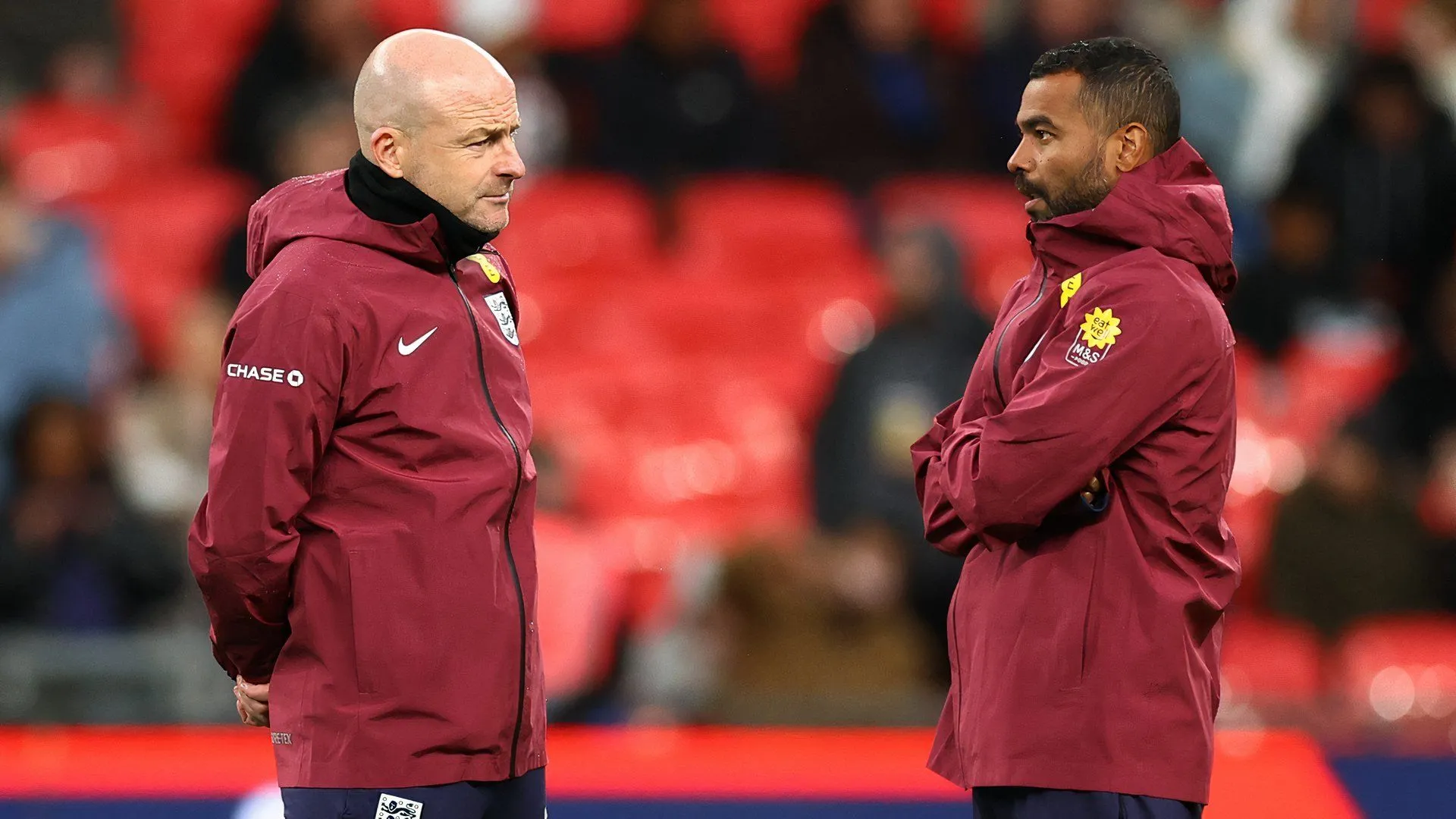 Ashley Cole trong vai trò trợ lý huấn luyện viên tại đội tuyển Anh