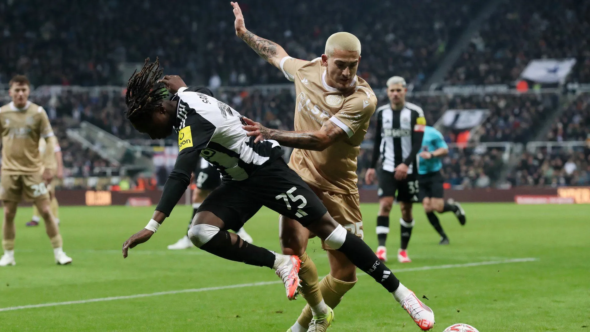 Cầu thủ chạy cánh Danny Imray trong màu áo Bromley, thể hiện phong độ cao ở League Two